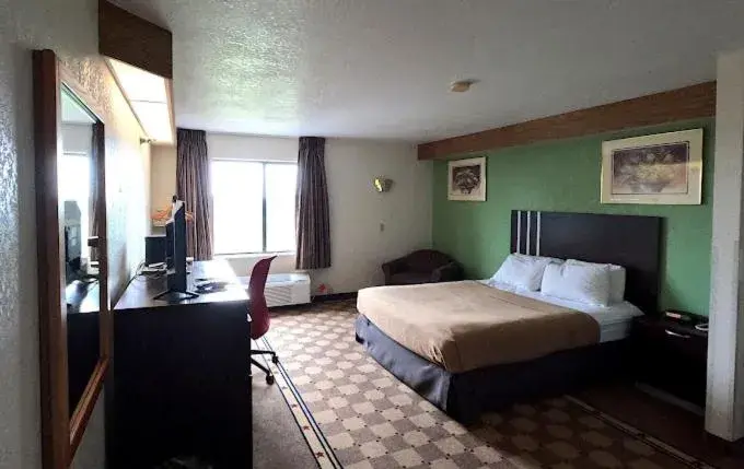 Queen Room - single occupancy in Pleasant Stay Inn & Suites Queen Room - single occupancy in Pleasant Stay Inn & Suites