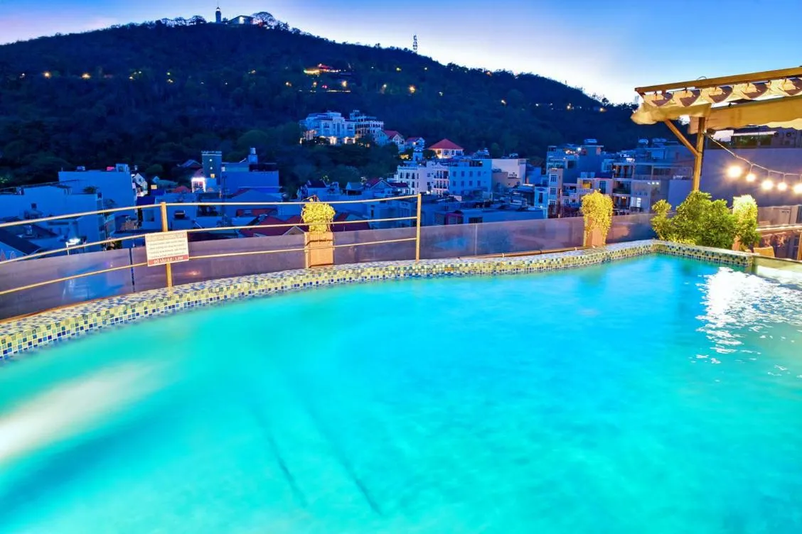 Mountain view in Milan Corner Hotel