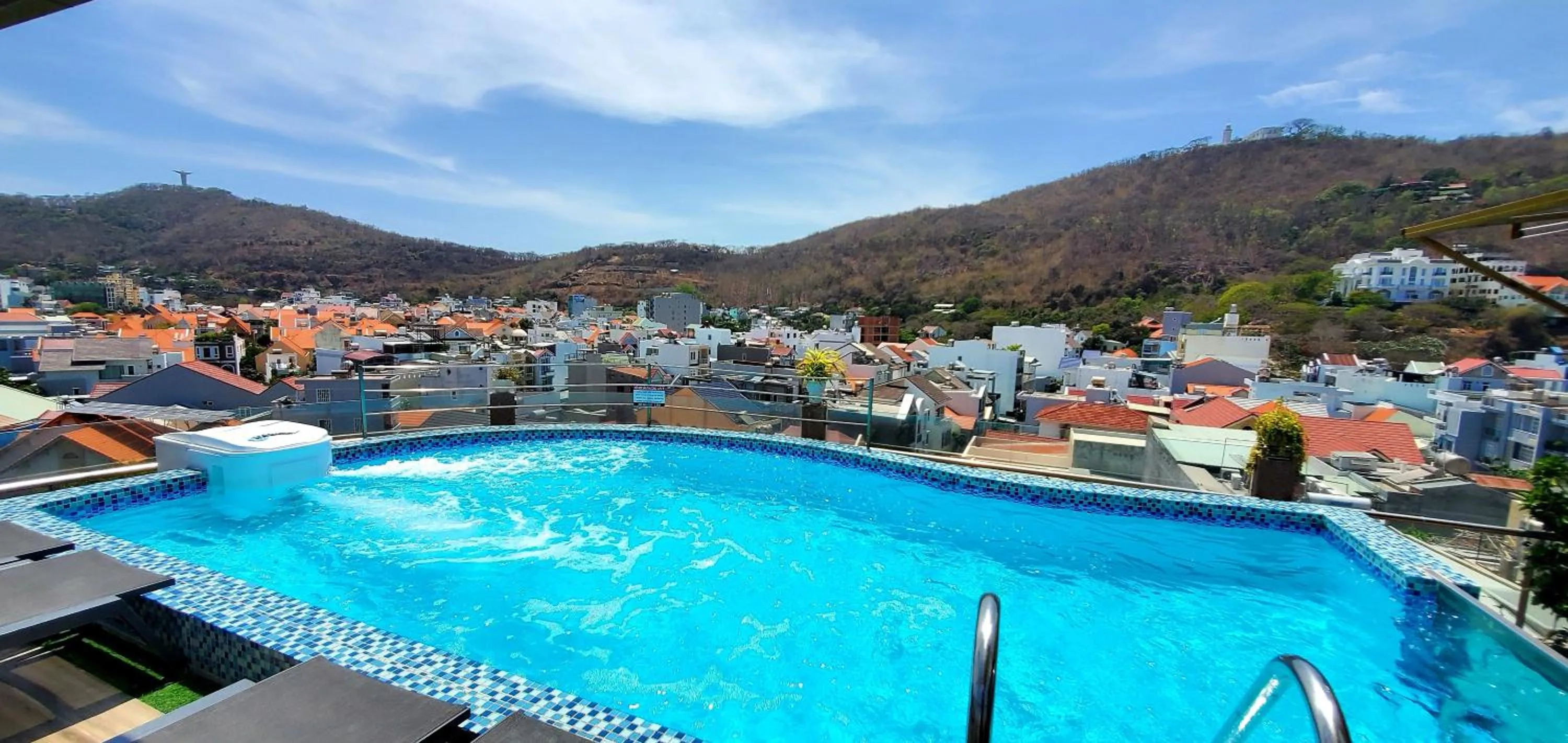 Swimming pool in Milan Corner Hotel