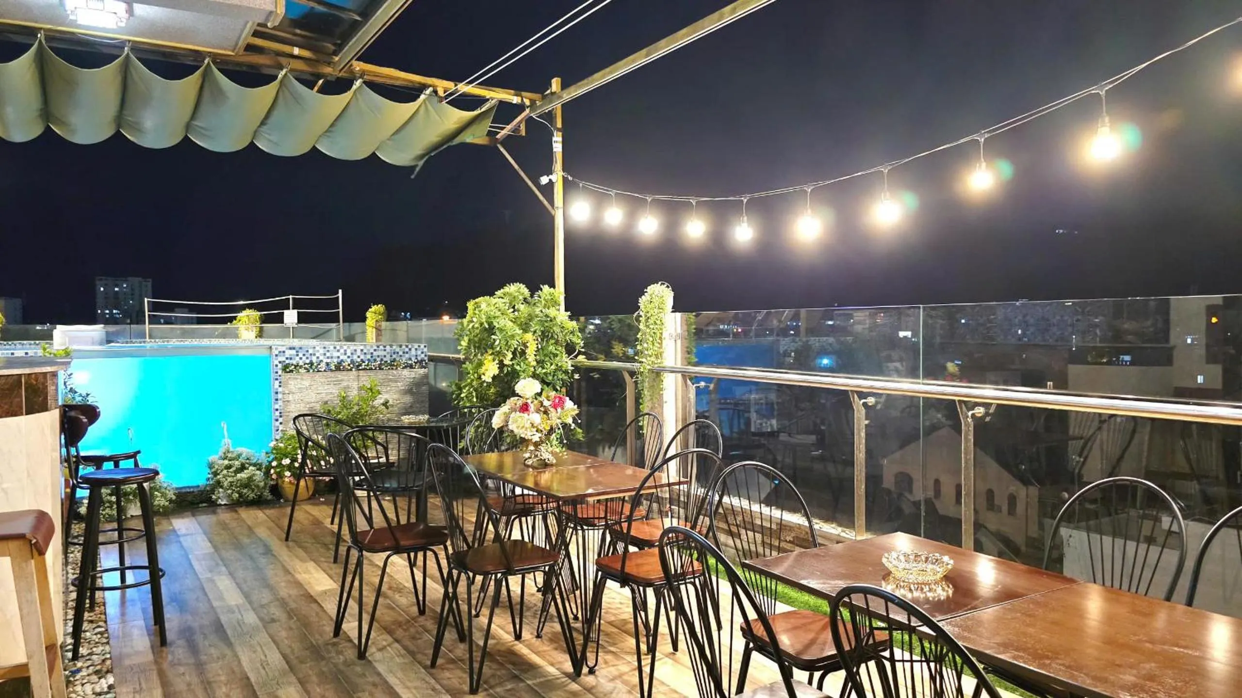 Restaurant/places to eat in Milan Corner Hotel