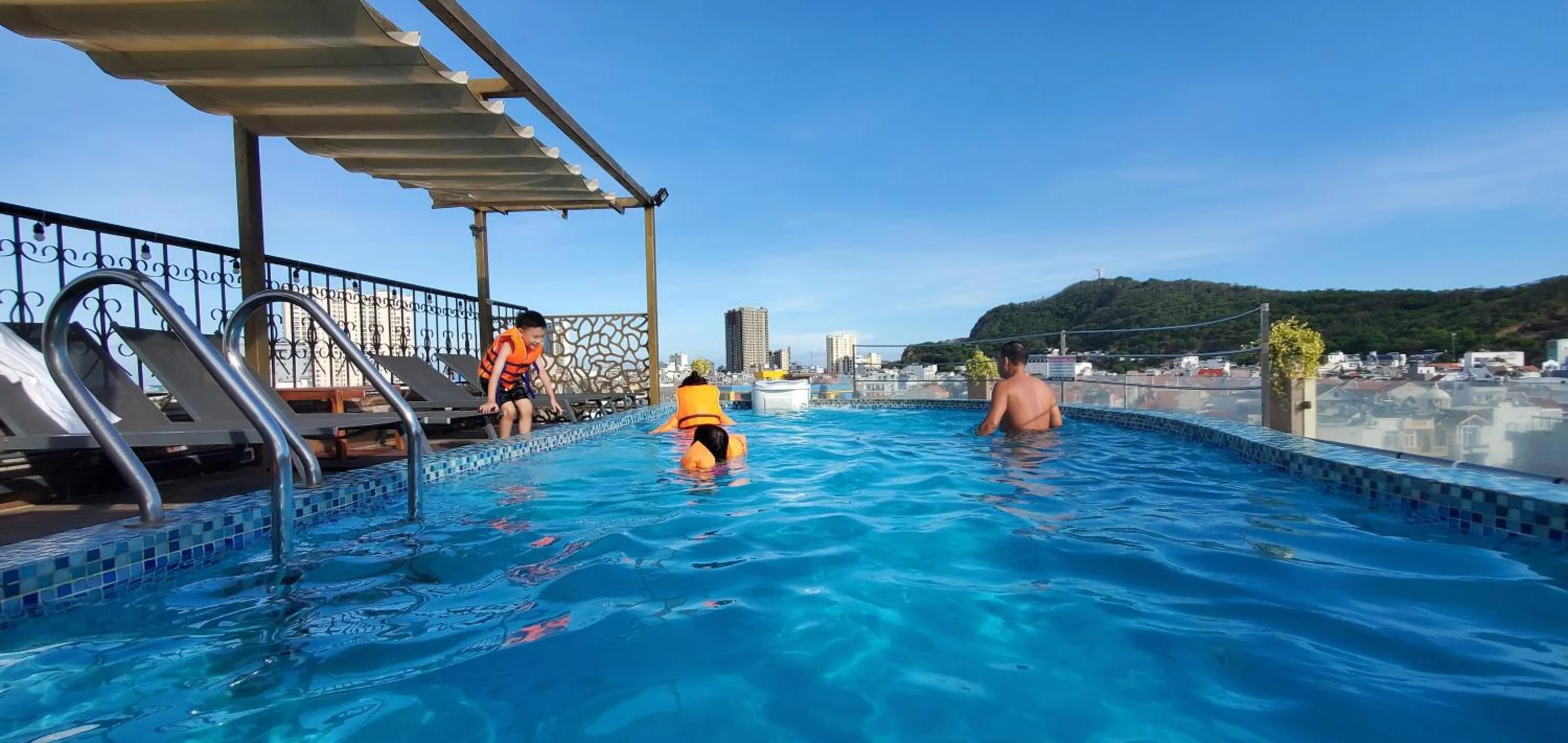 Mountain view in Milan Corner Hotel