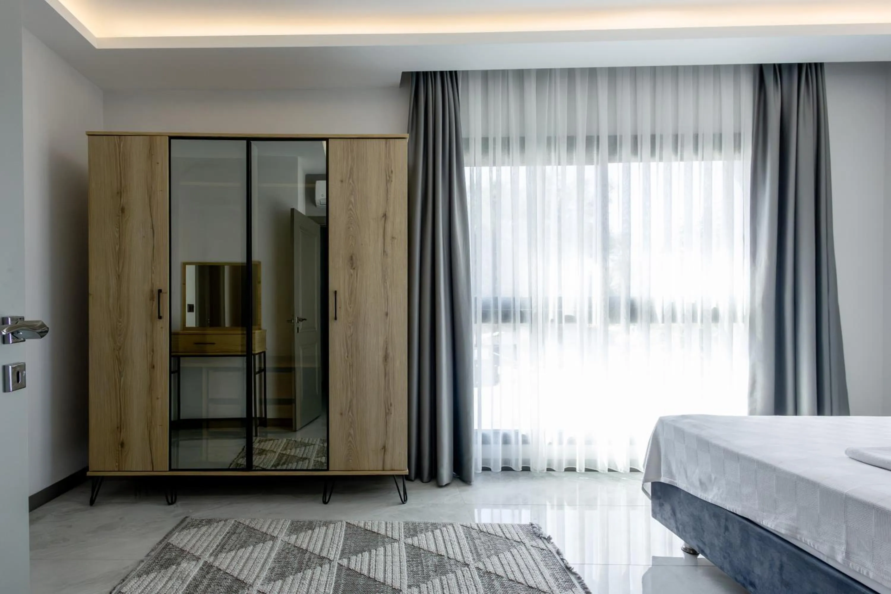 wardrobe, Bed in Artan Suites Tatil Evleri