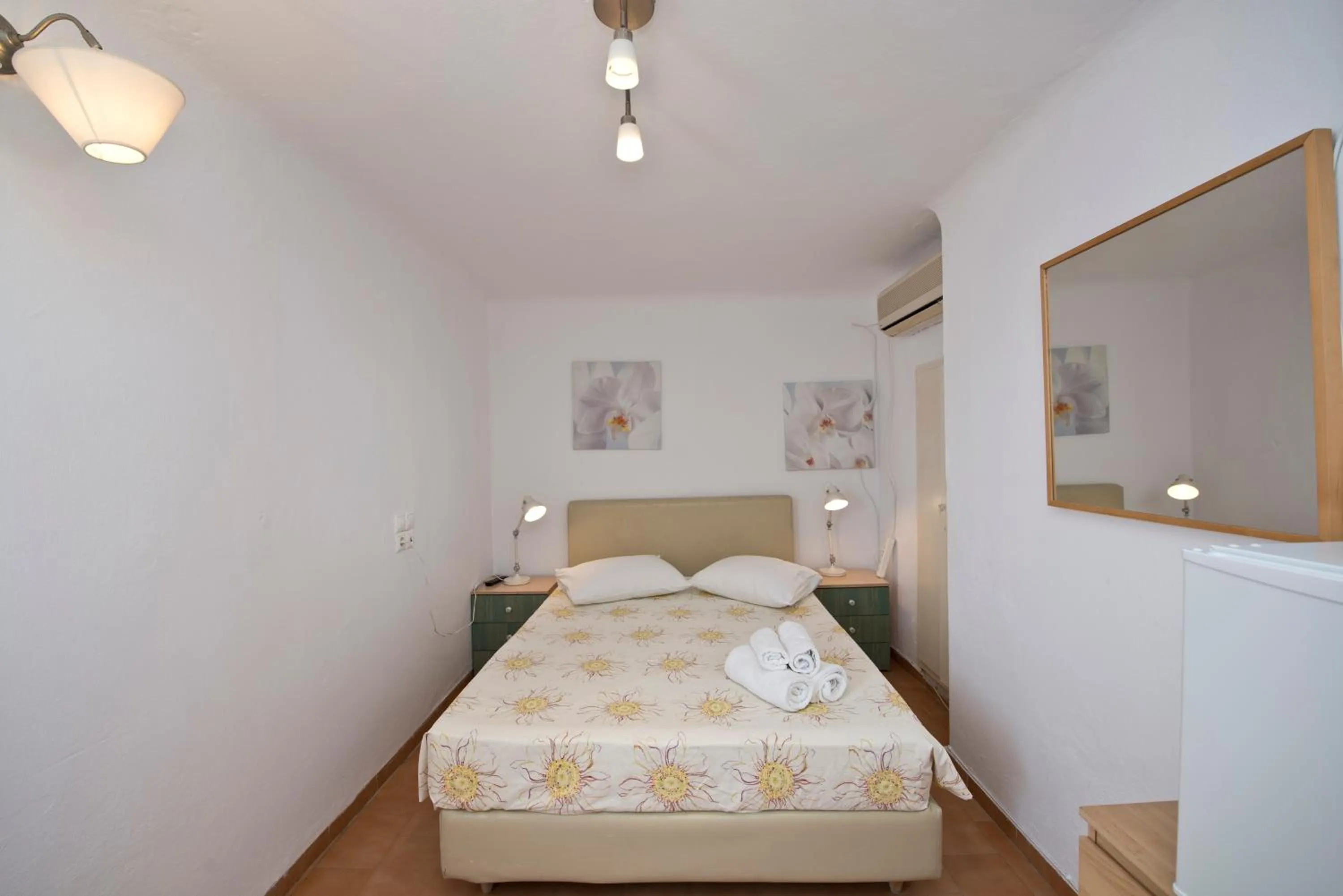 Bathroom, Bed in Karboni Hotel