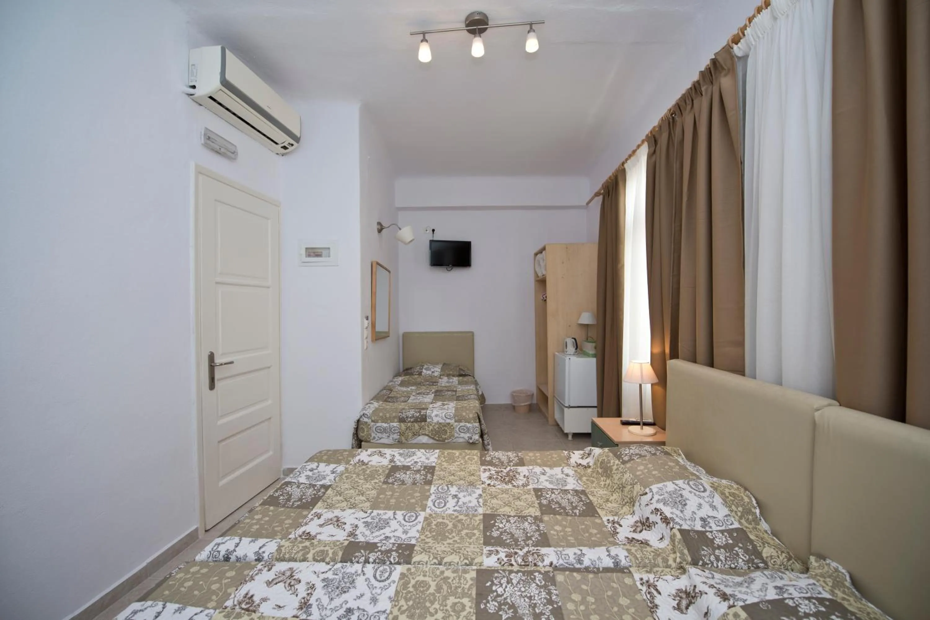 Bathroom, Bed in Karboni Hotel
