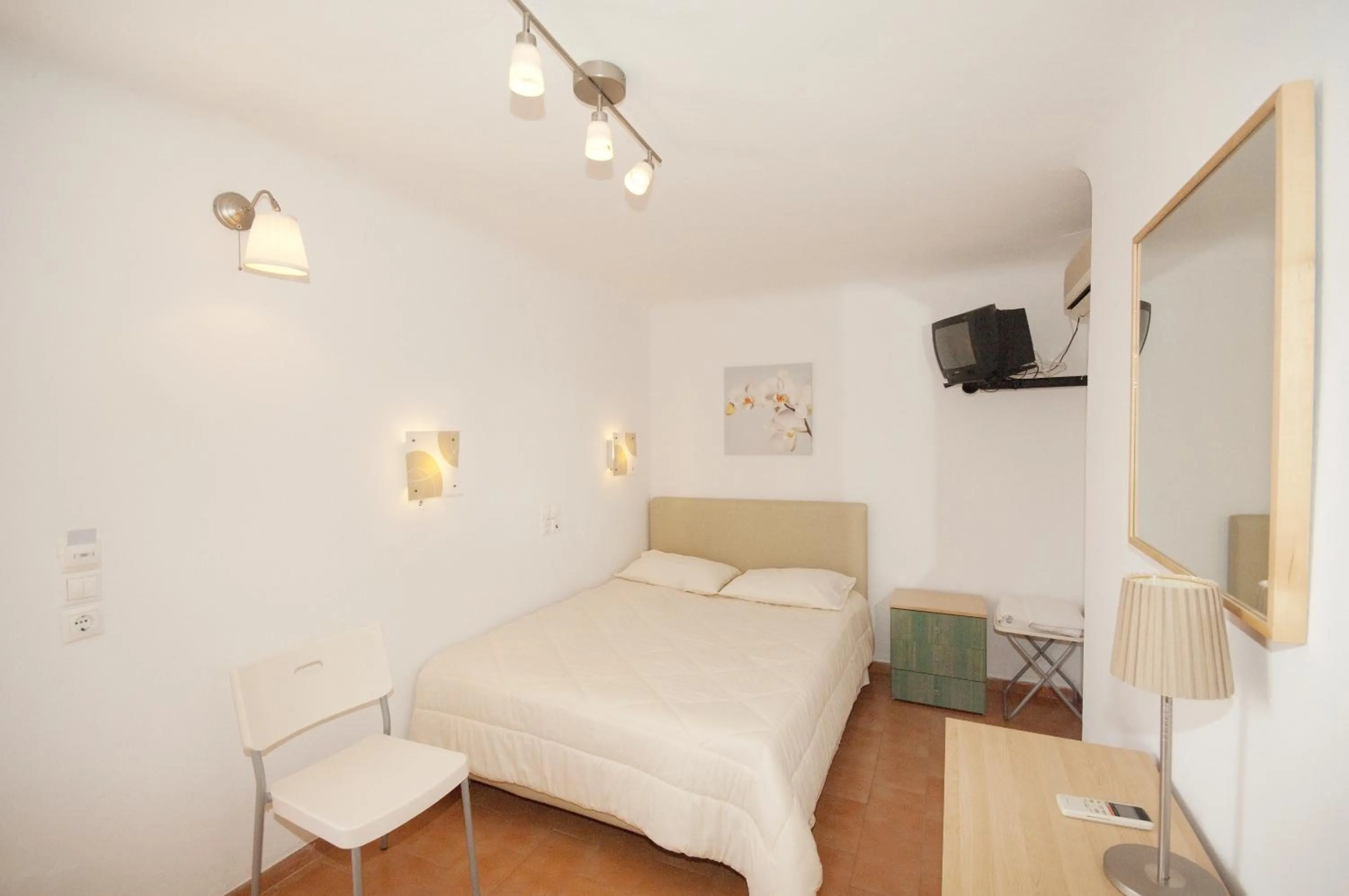 Bathroom, Bed in Karboni Hotel