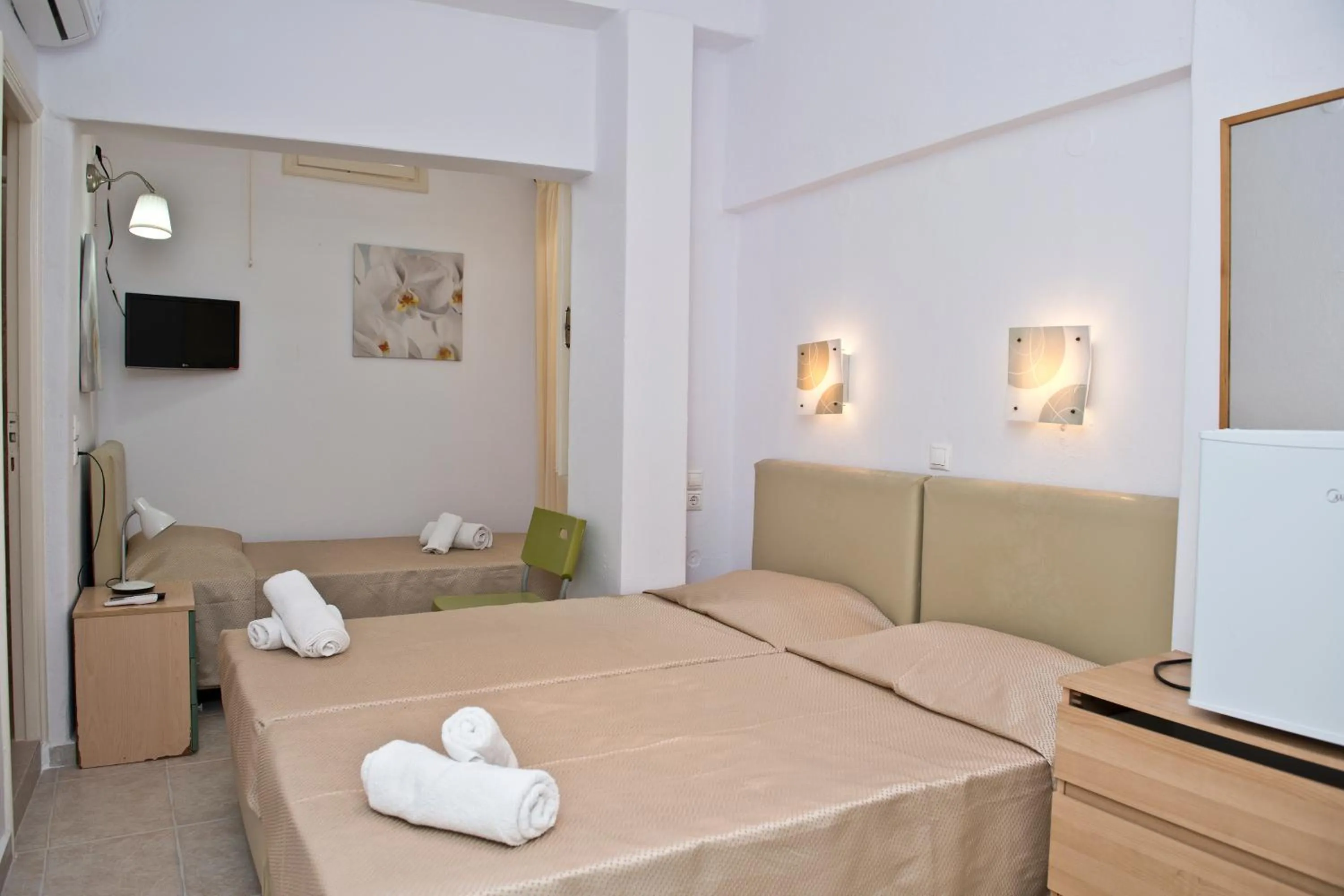 Bathroom, Bed in Karboni Hotel