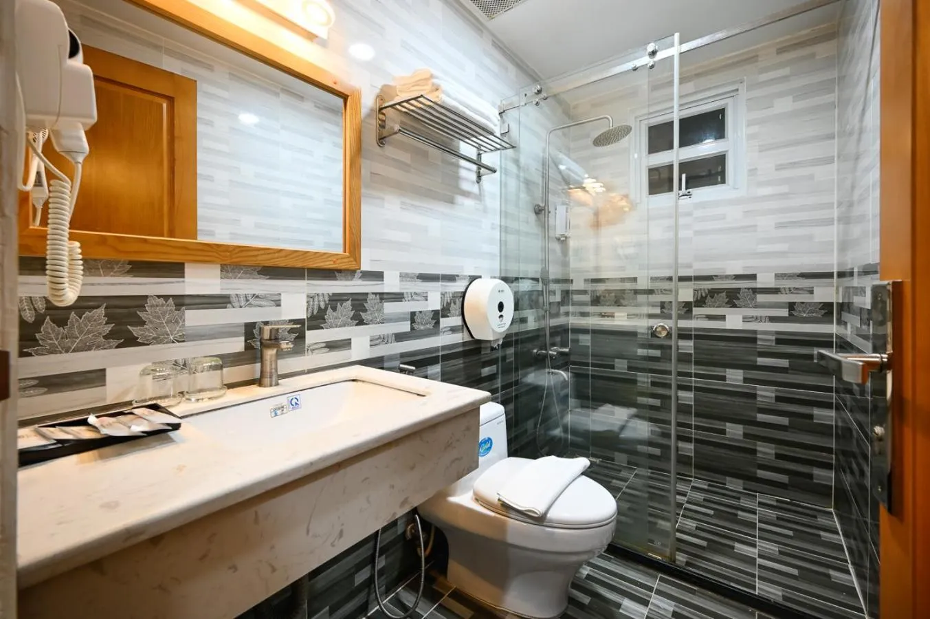 Shower in Vivian Airport Hotel Saigon