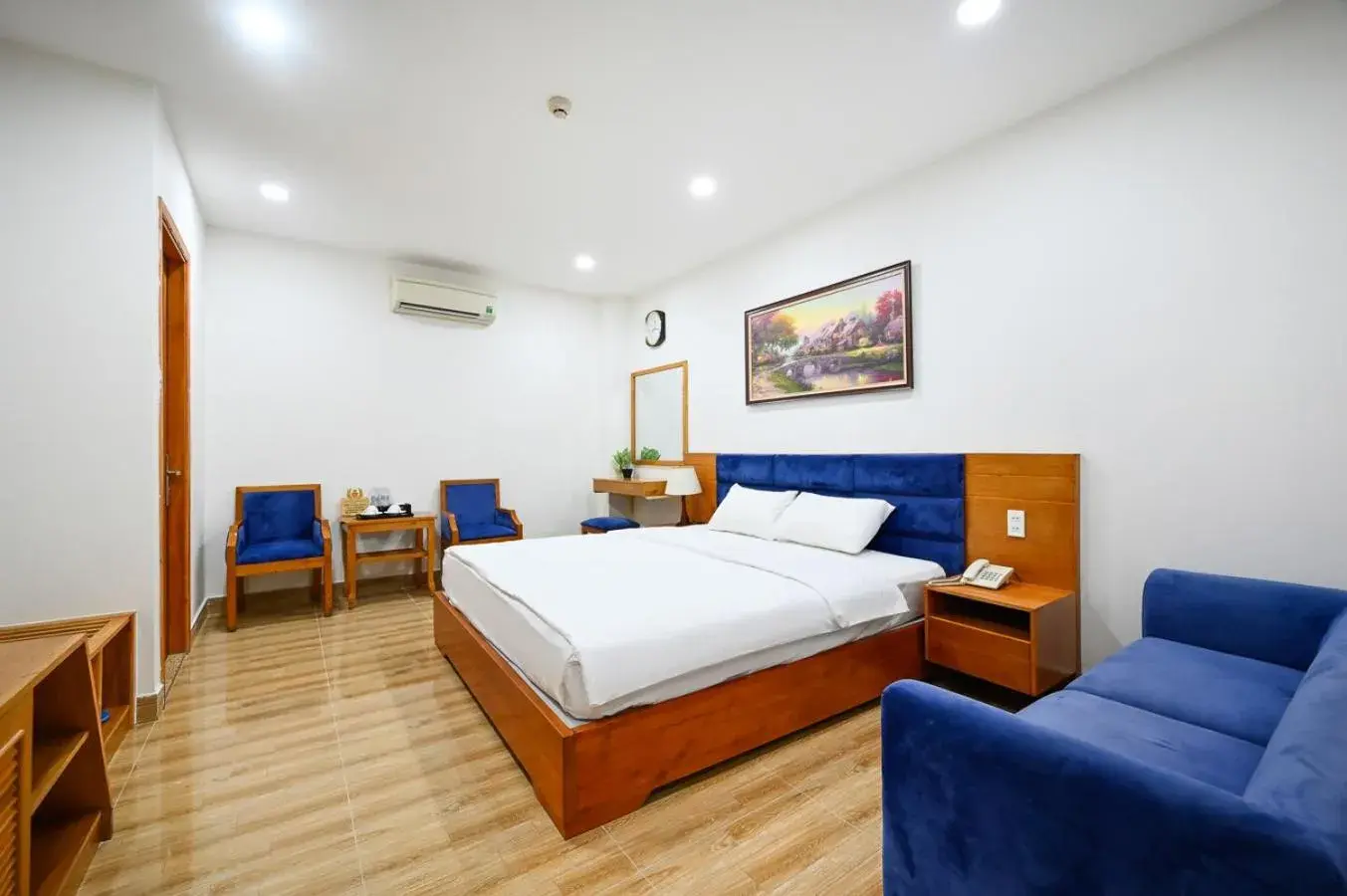 Deluxe Double Room with Bathtub in Vivian Airport Hotel Saigon Deluxe Double Room with Bathtub in Vivian Airport Hotel Saigon