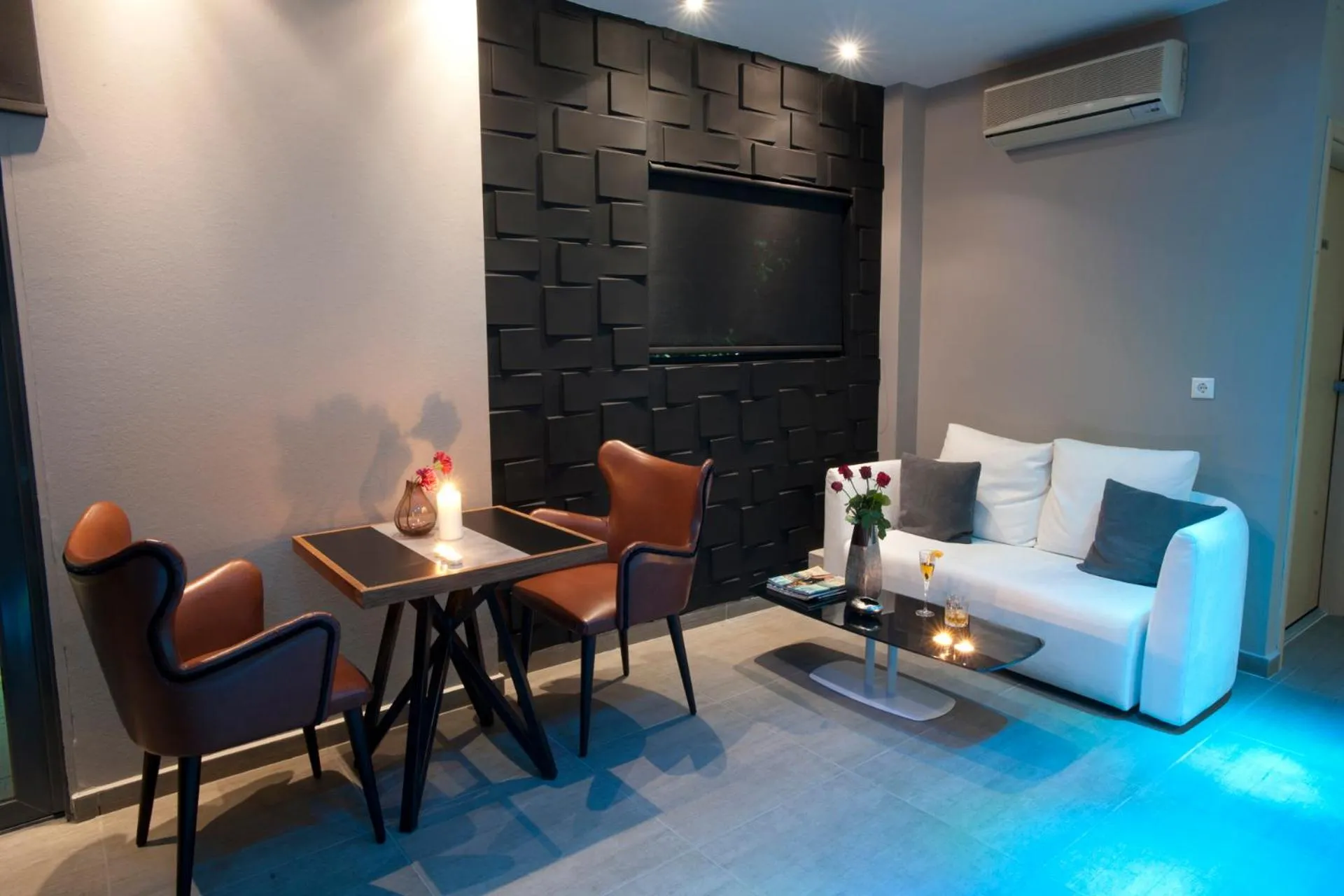 Restaurant/places to eat in The Crystal Blue Hotel