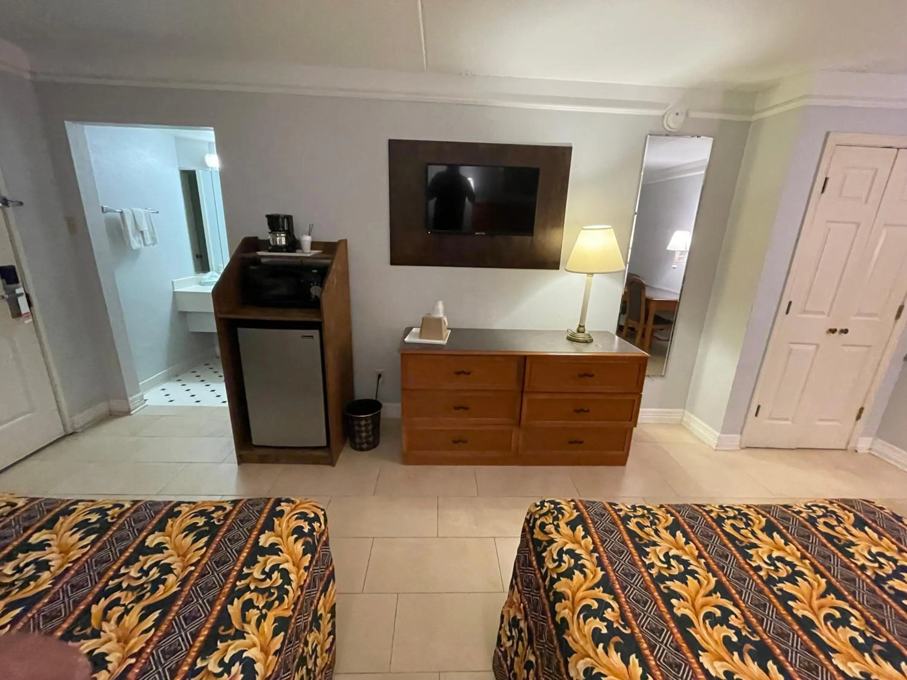 Bed in America's Inn Houston