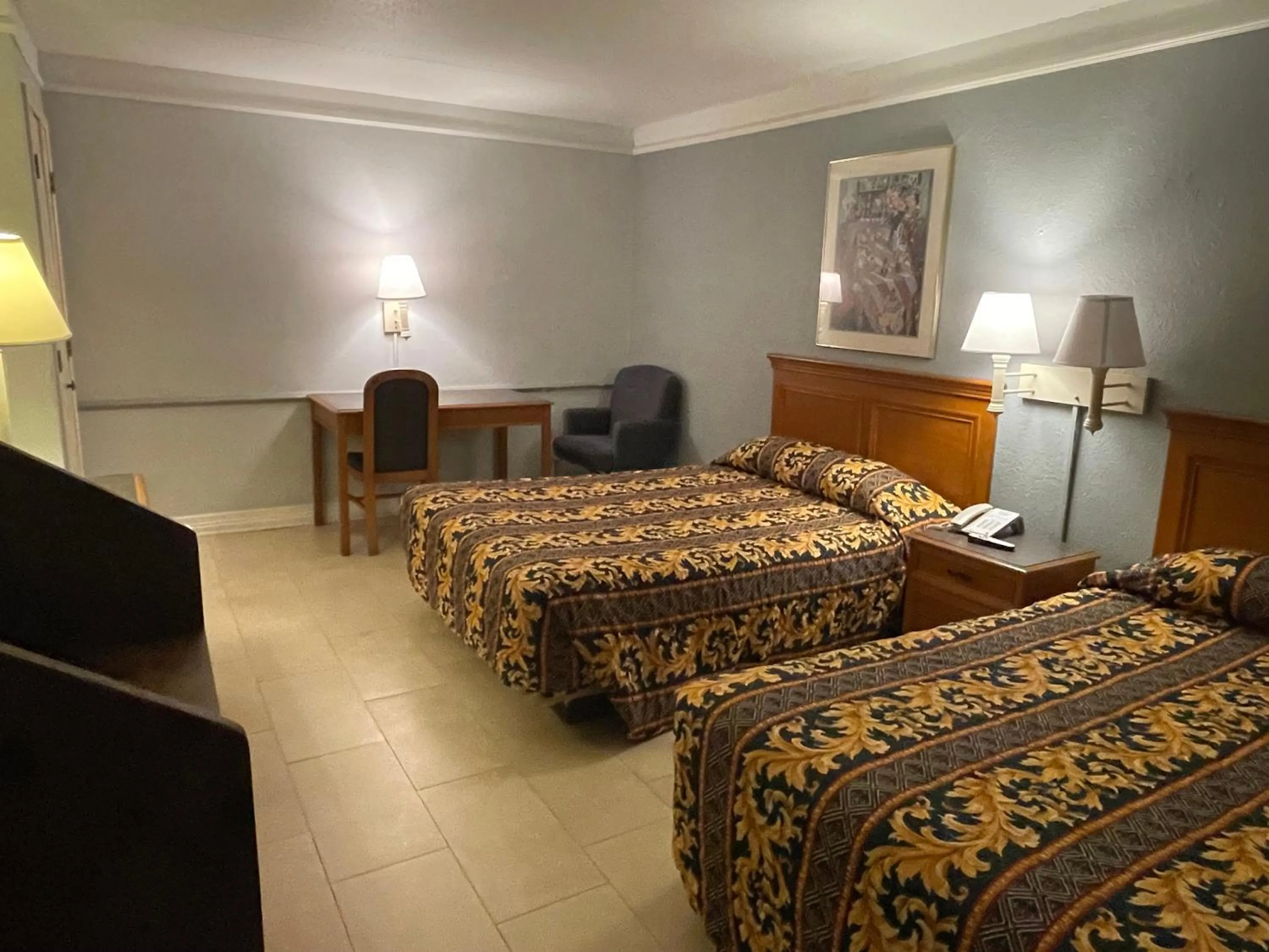 Bed in America's Inn Houston