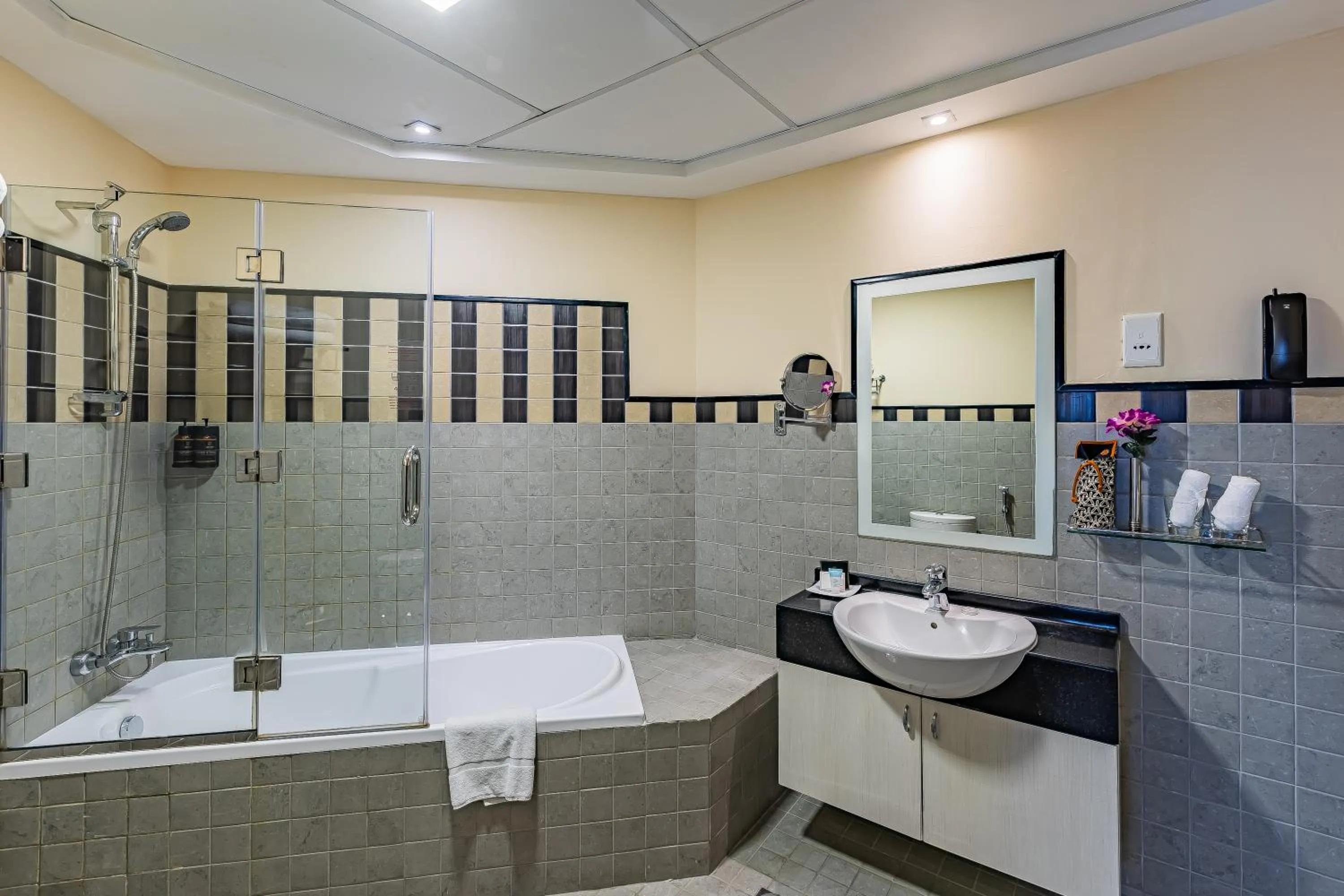 Carlton Downtown Hotel