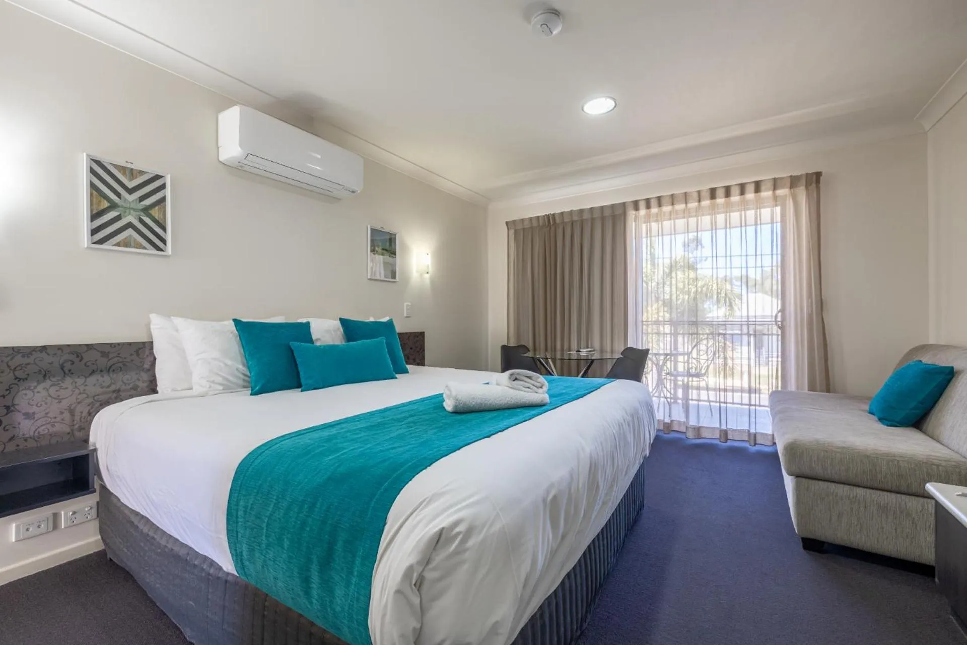 Bed in Dalby Fairway Motor Inn