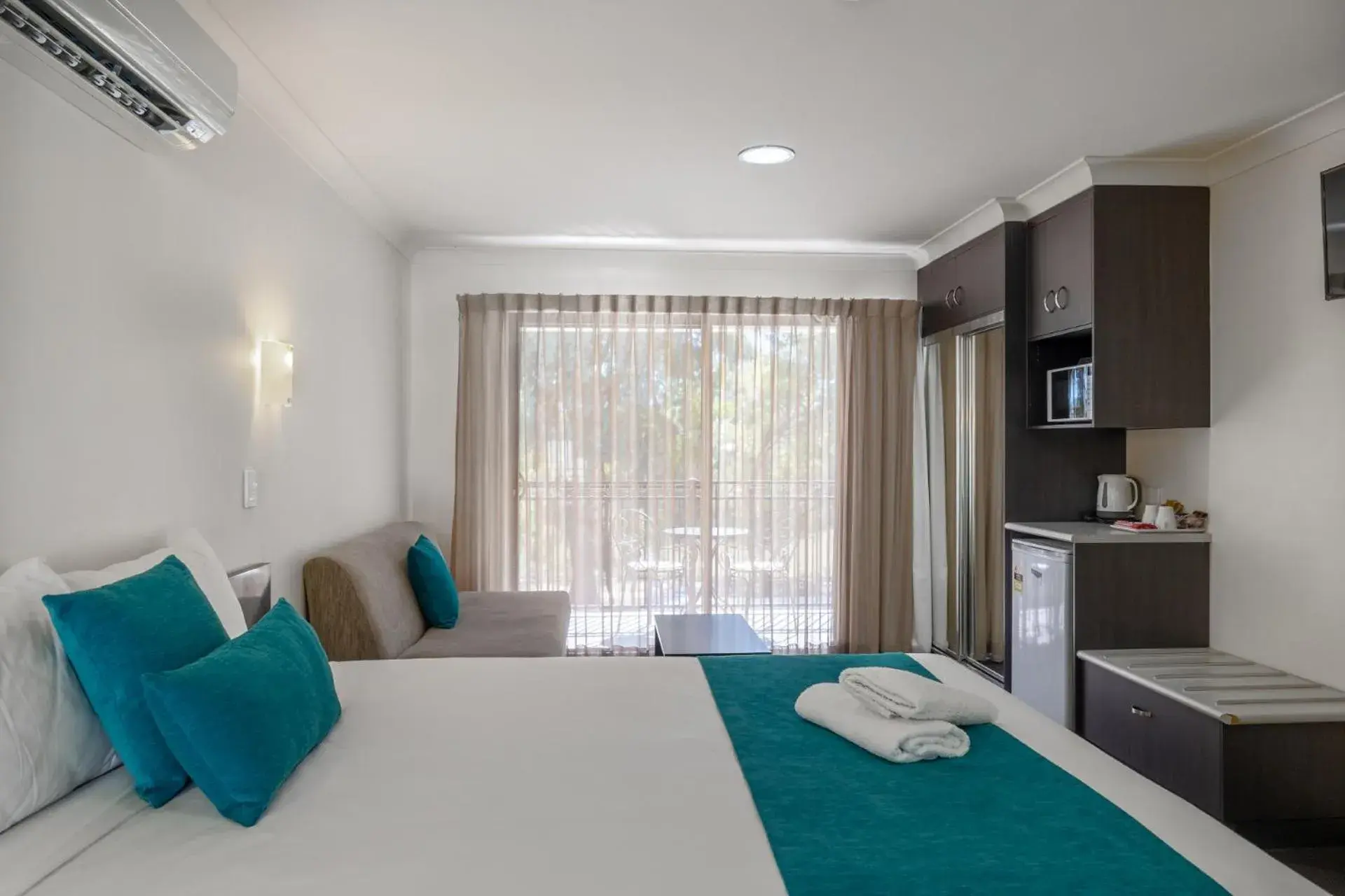 Queen Room with Balcony in Dalby Fairway Motor Inn Queen Room with Balcony in Dalby Fairway Motor Inn