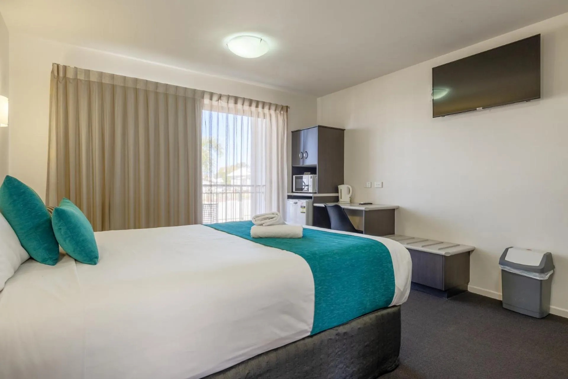 Bed in Dalby Fairway Motor Inn