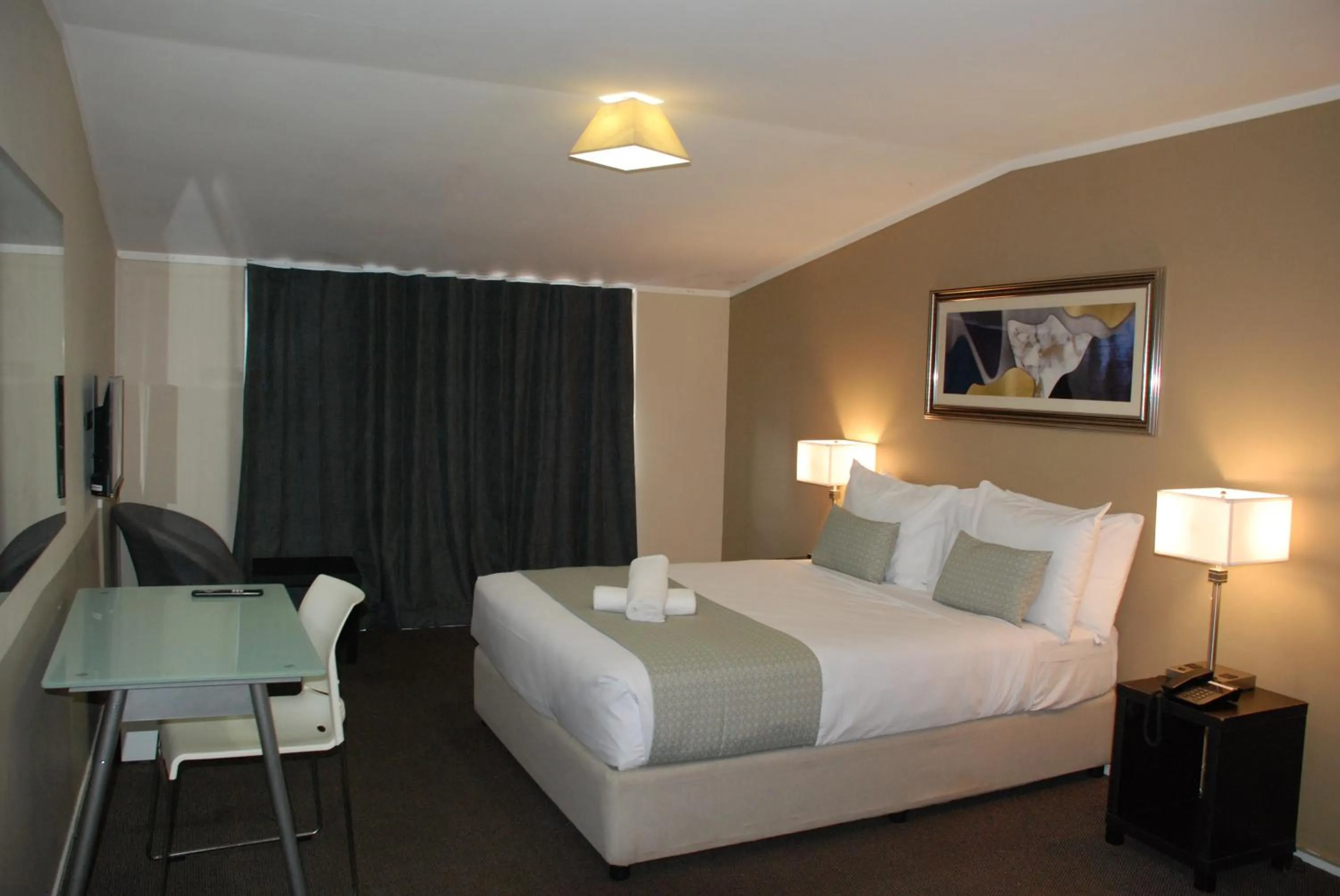 Photo of the whole room, Bed in Aero Auckland Airport