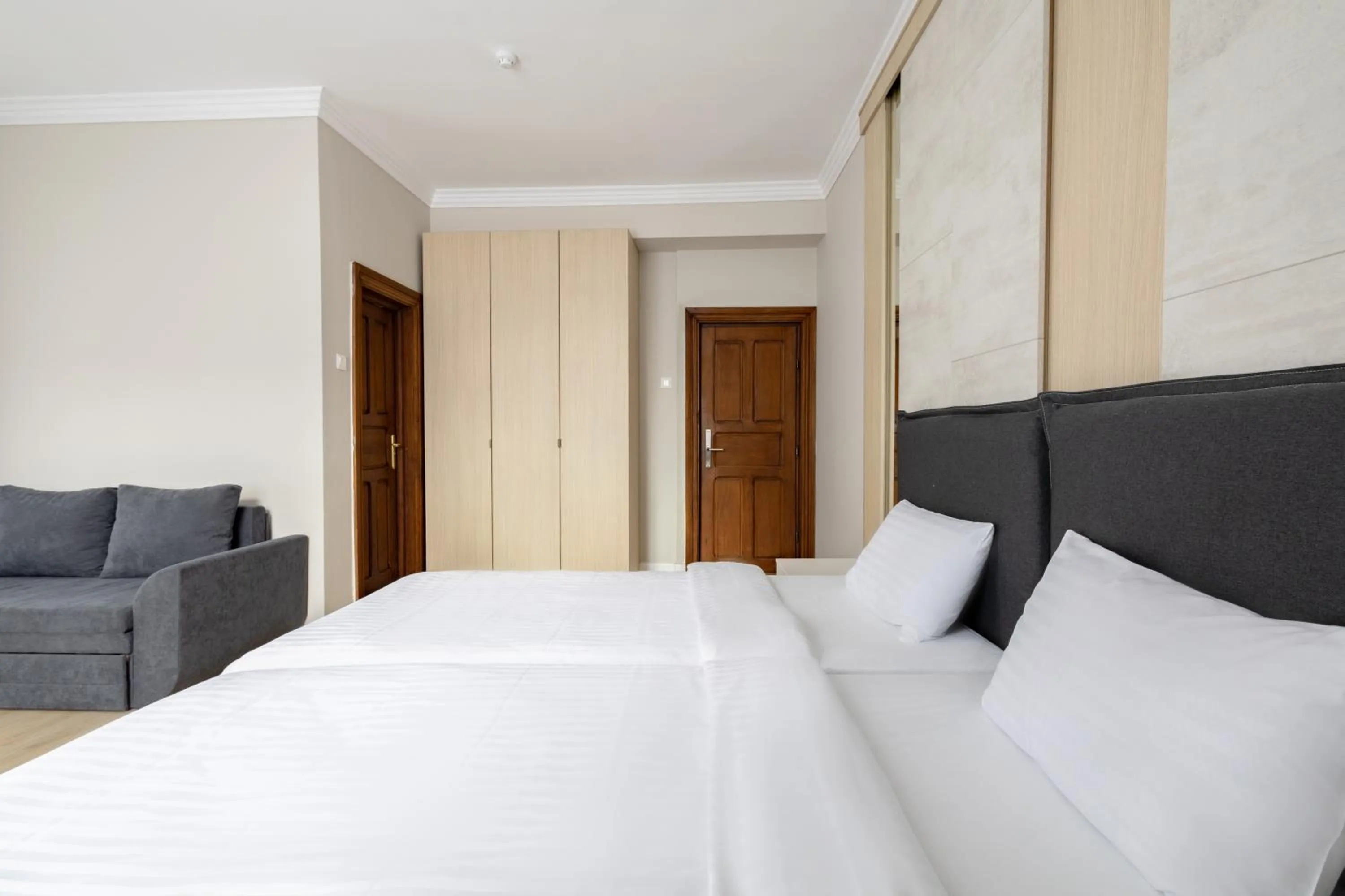 wardrobe, Bed in Piccolo Mondo by CityBookings