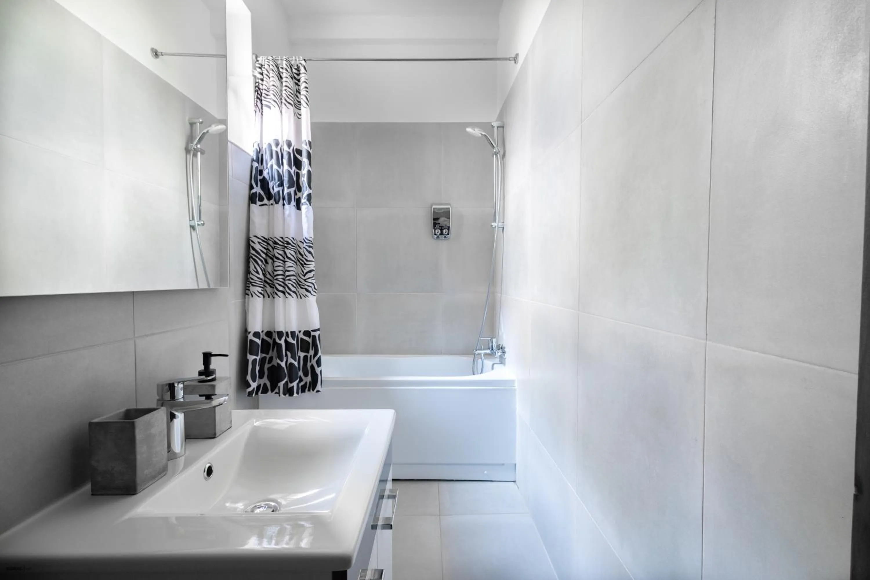 Bath in Piccolo Mondo by CityBookings