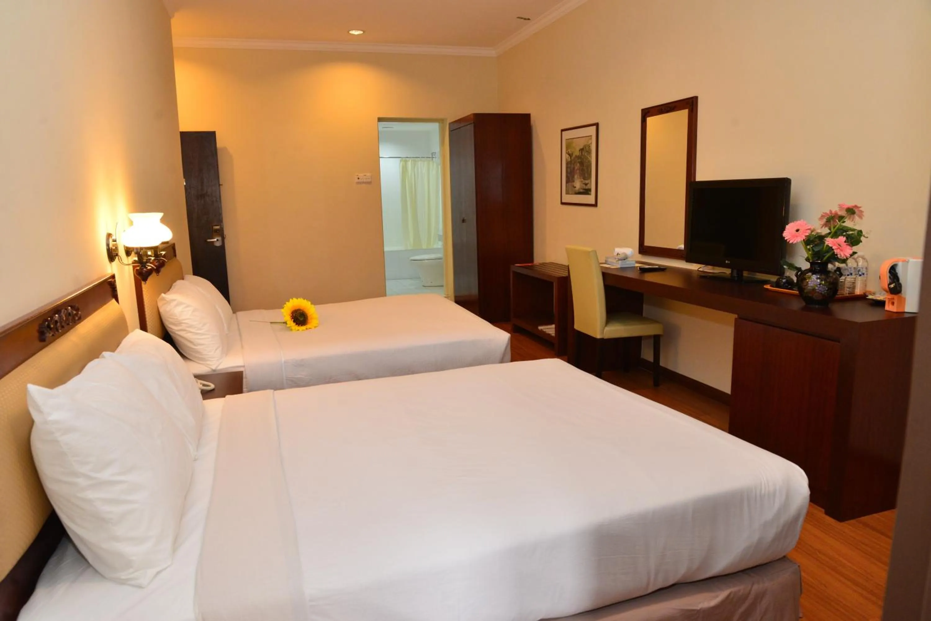 Communal lounge/ TV room, Bed in Cheng Ho Hotel