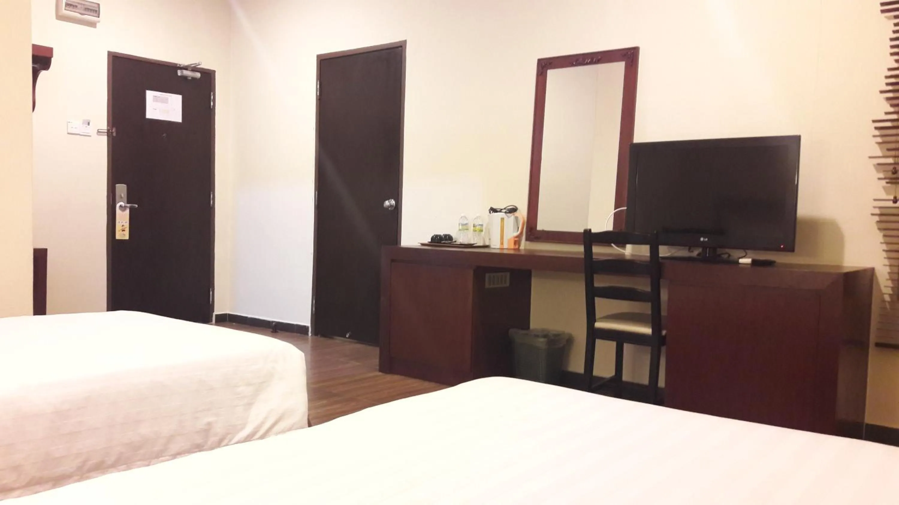 Communal lounge/ TV room, Bed in Cheng Ho Hotel