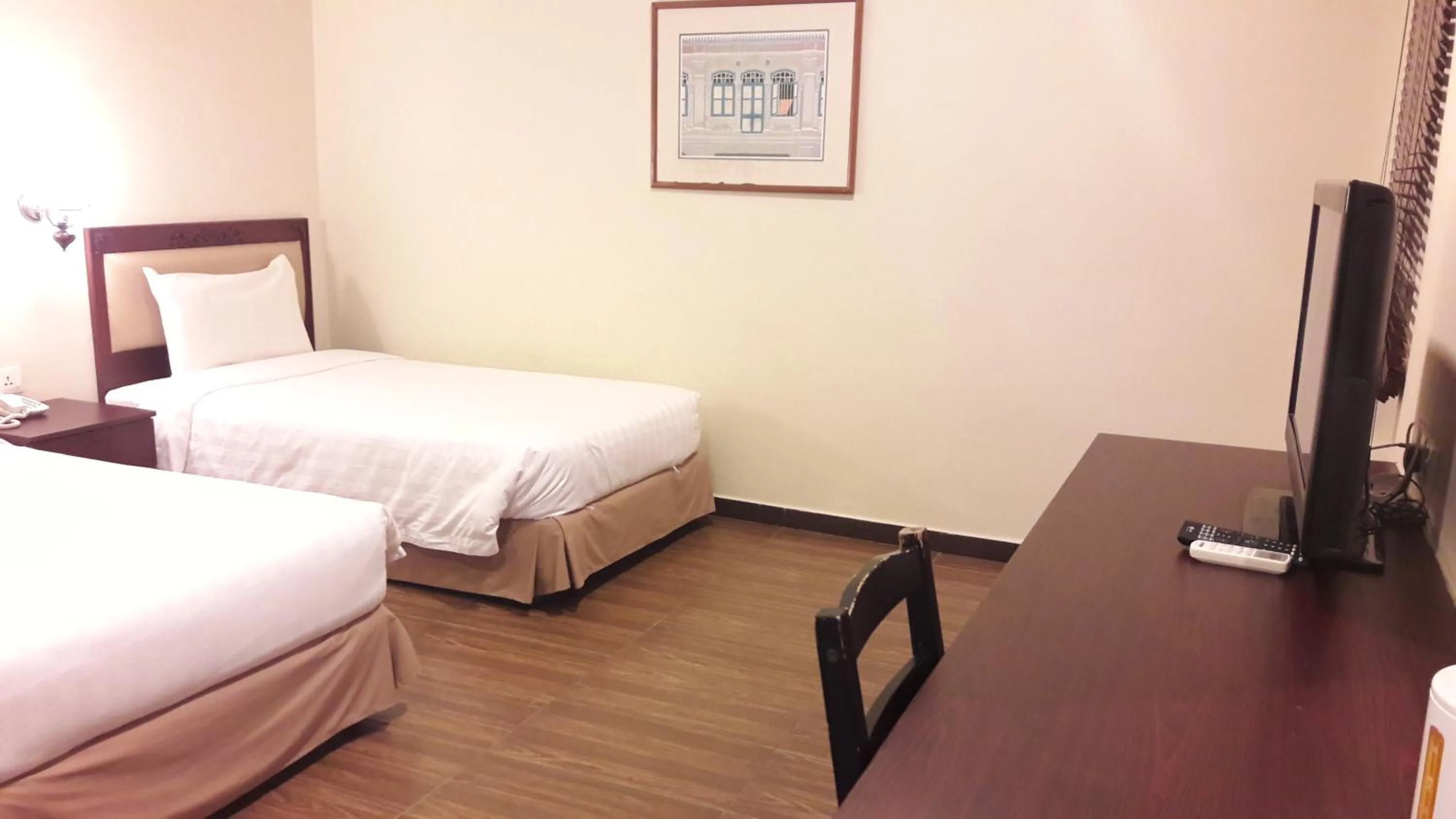 Communal lounge/ TV room, Bed in Cheng Ho Hotel