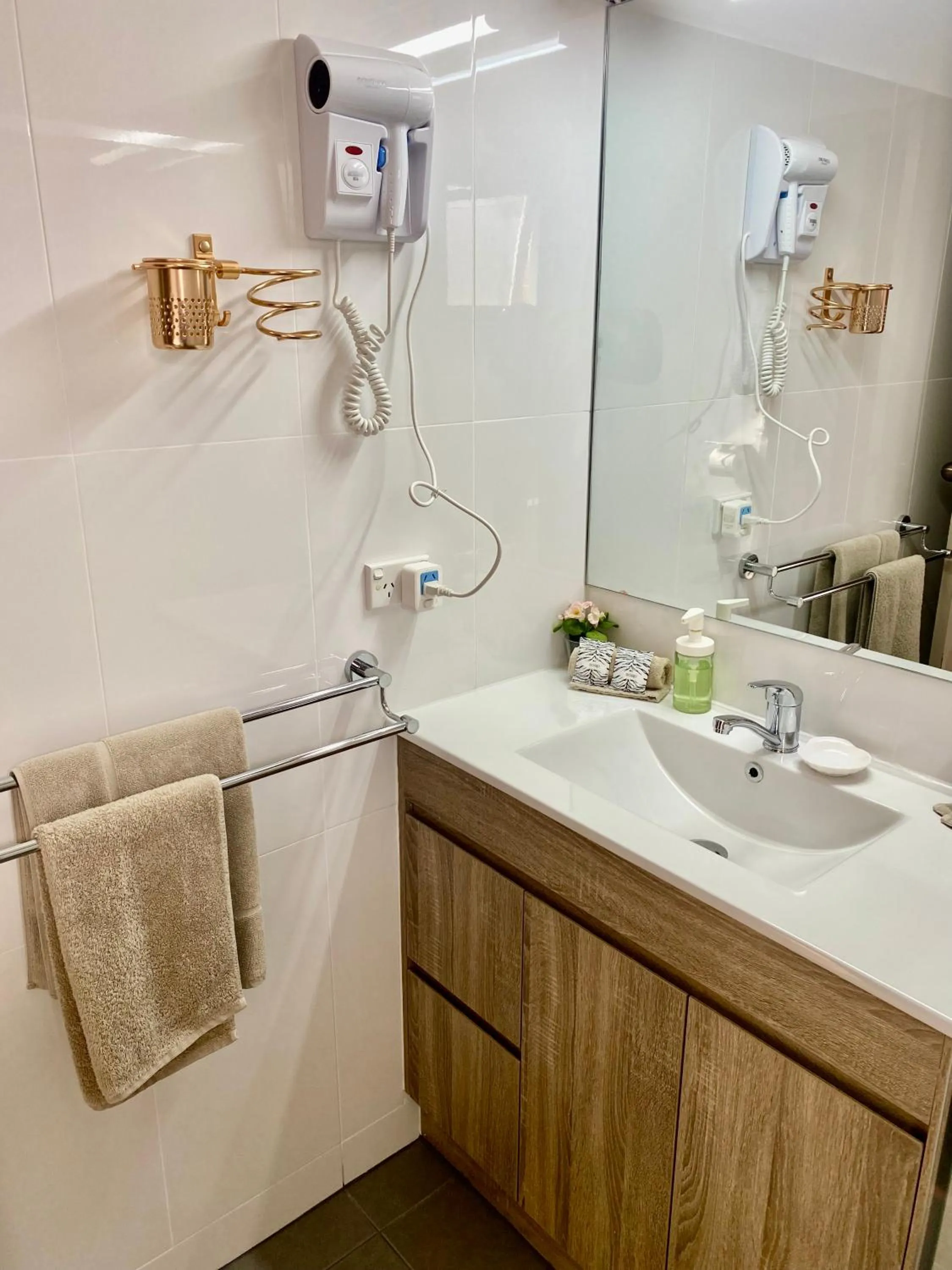 Bathroom in Jolly Swagman Motor Inn Euroa