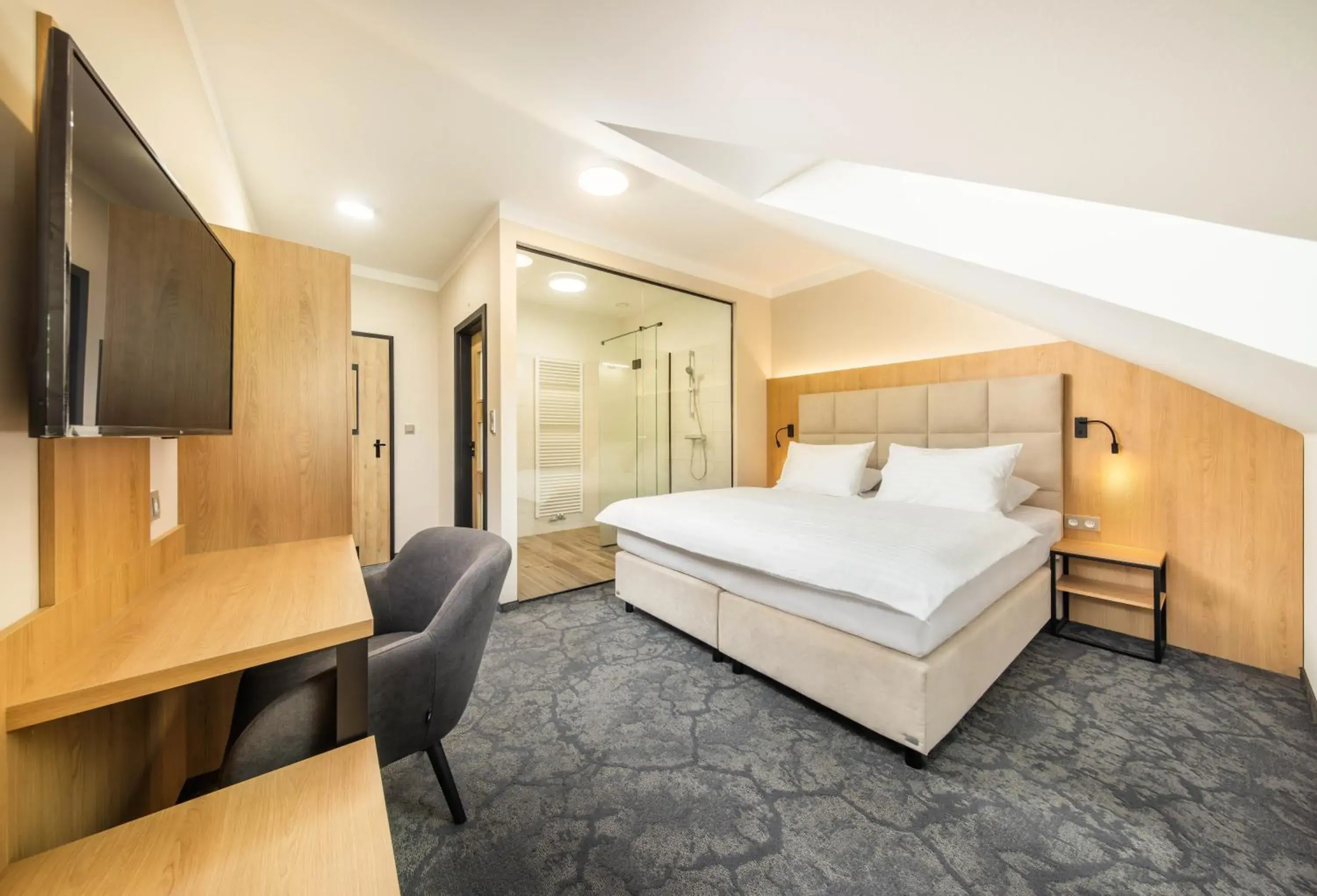 Deluxe Double Room with glass Bathroom in Pivovar Rožmberk Deluxe Double Room with glass Bathroom in Pivovar Rožmberk