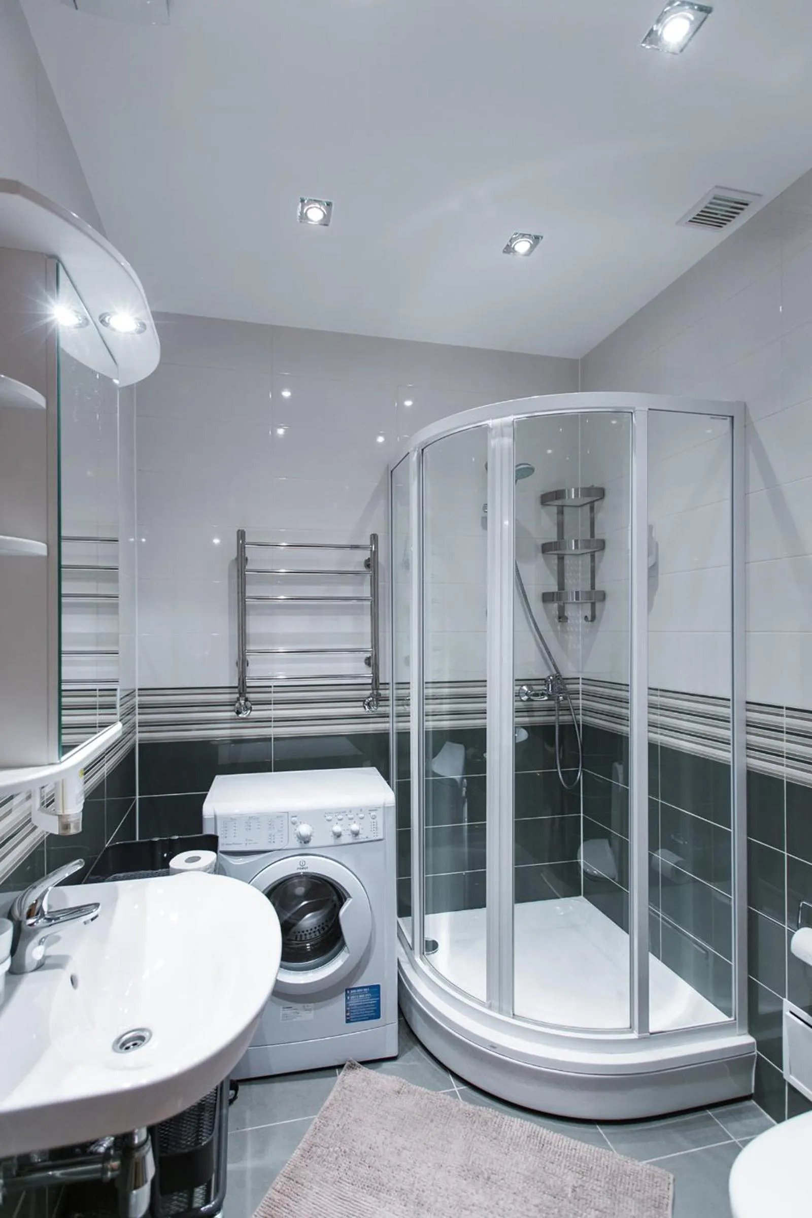 Shower in Riga Lux Apartments - Ernesta, Free parking