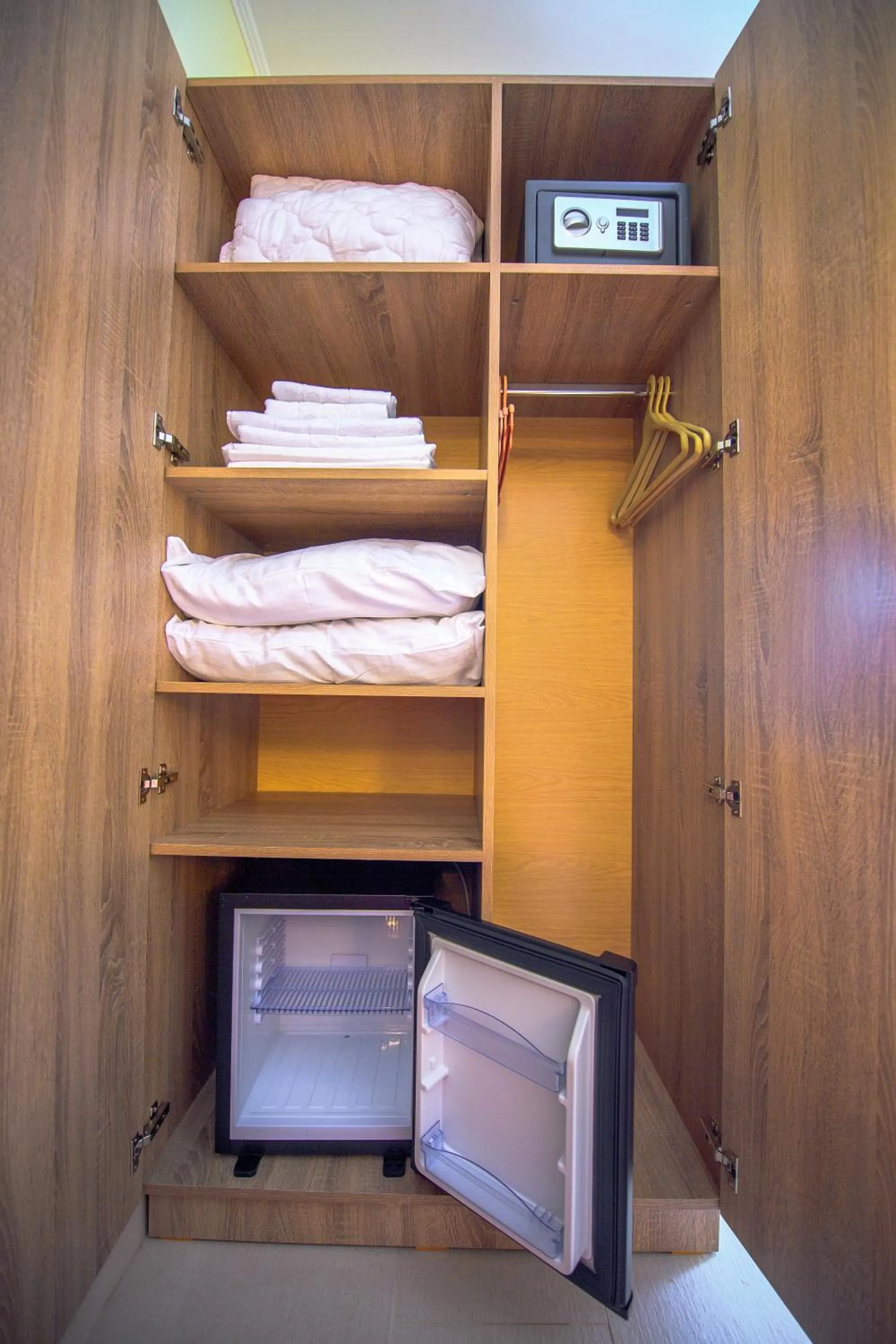 Living room, Bed in Hotel Piccadilly