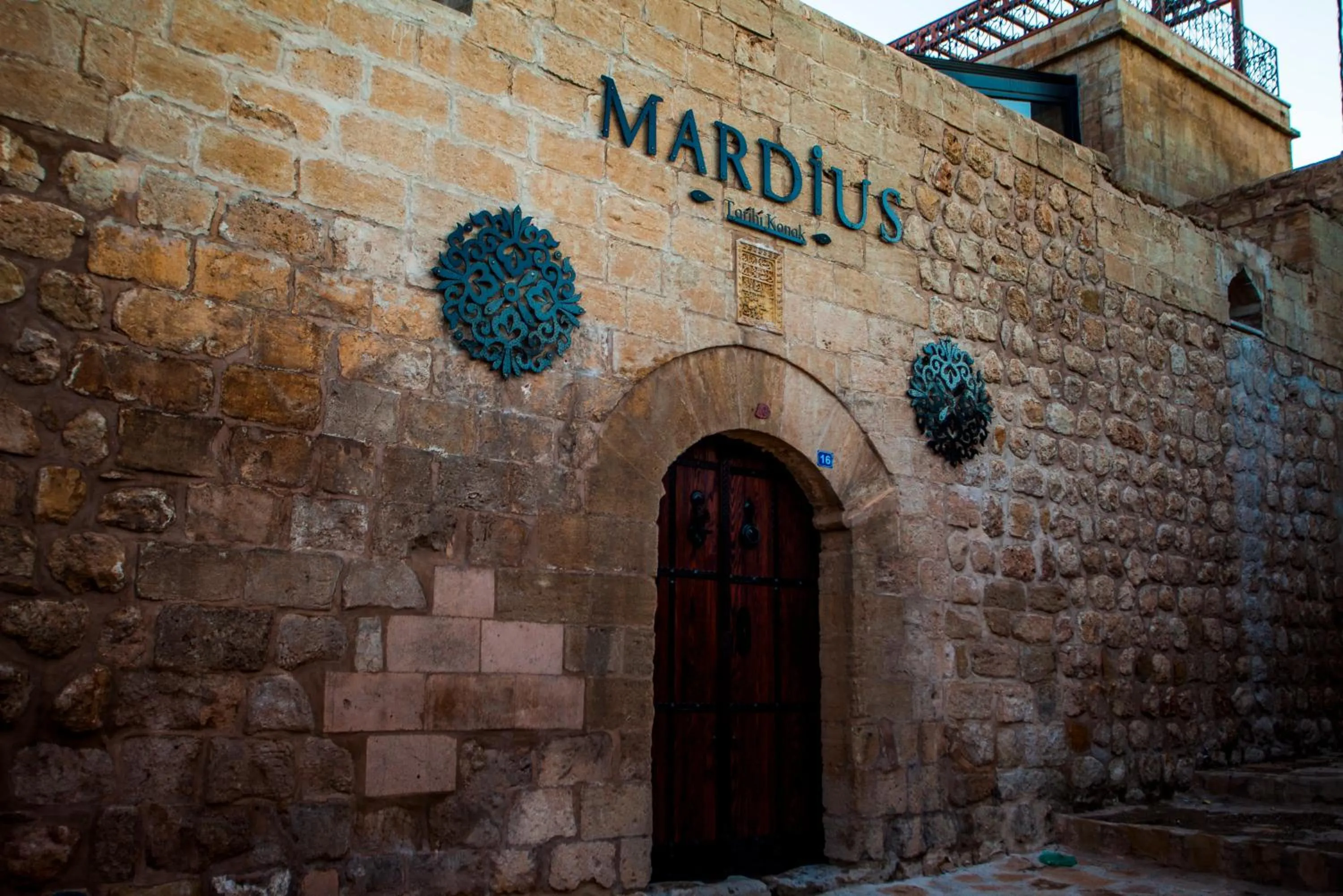 Facade/entrance in Mardius Tarihi Konak