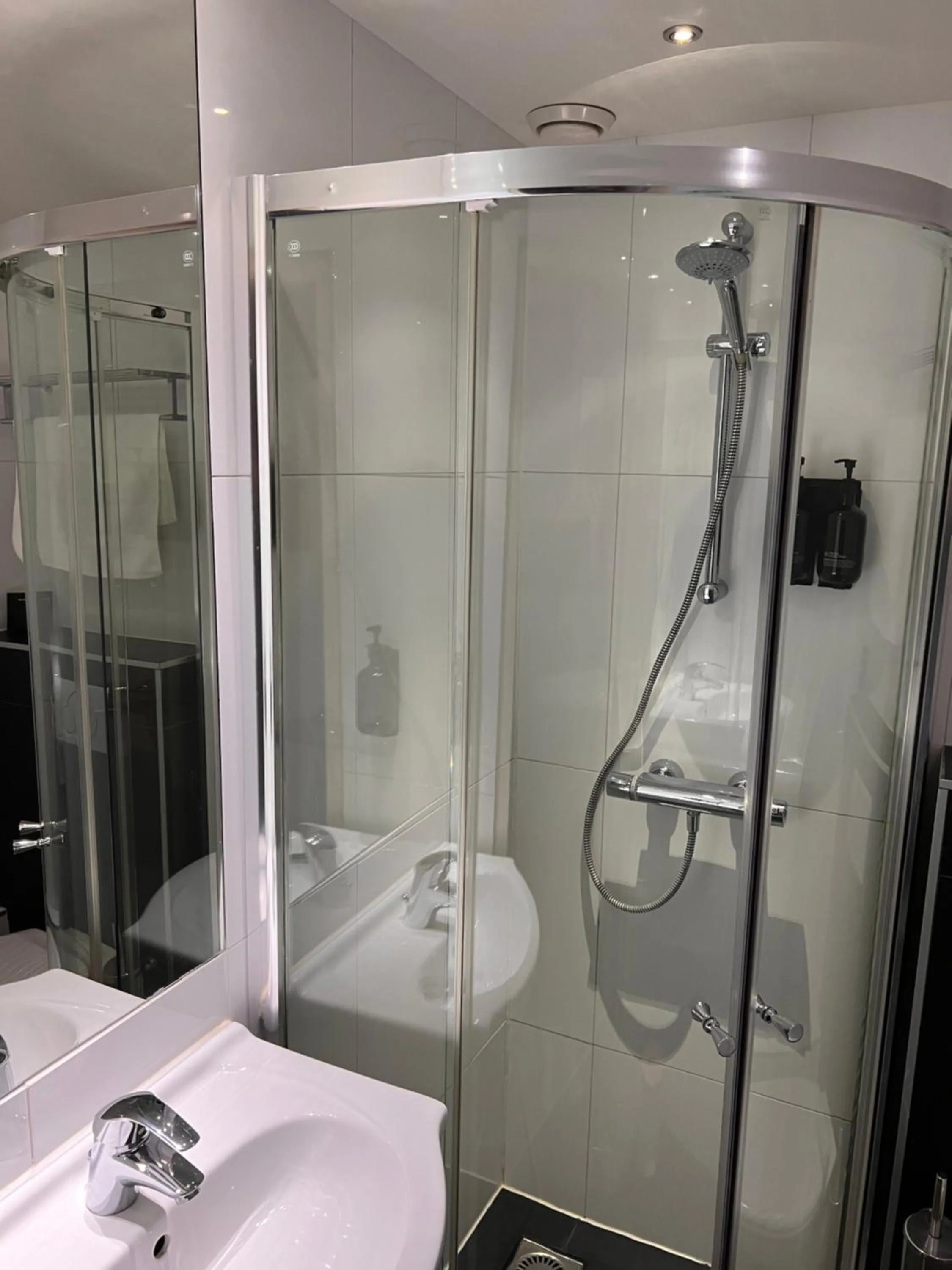 Shower in Hotel de Duif Lisse - Keukenhof