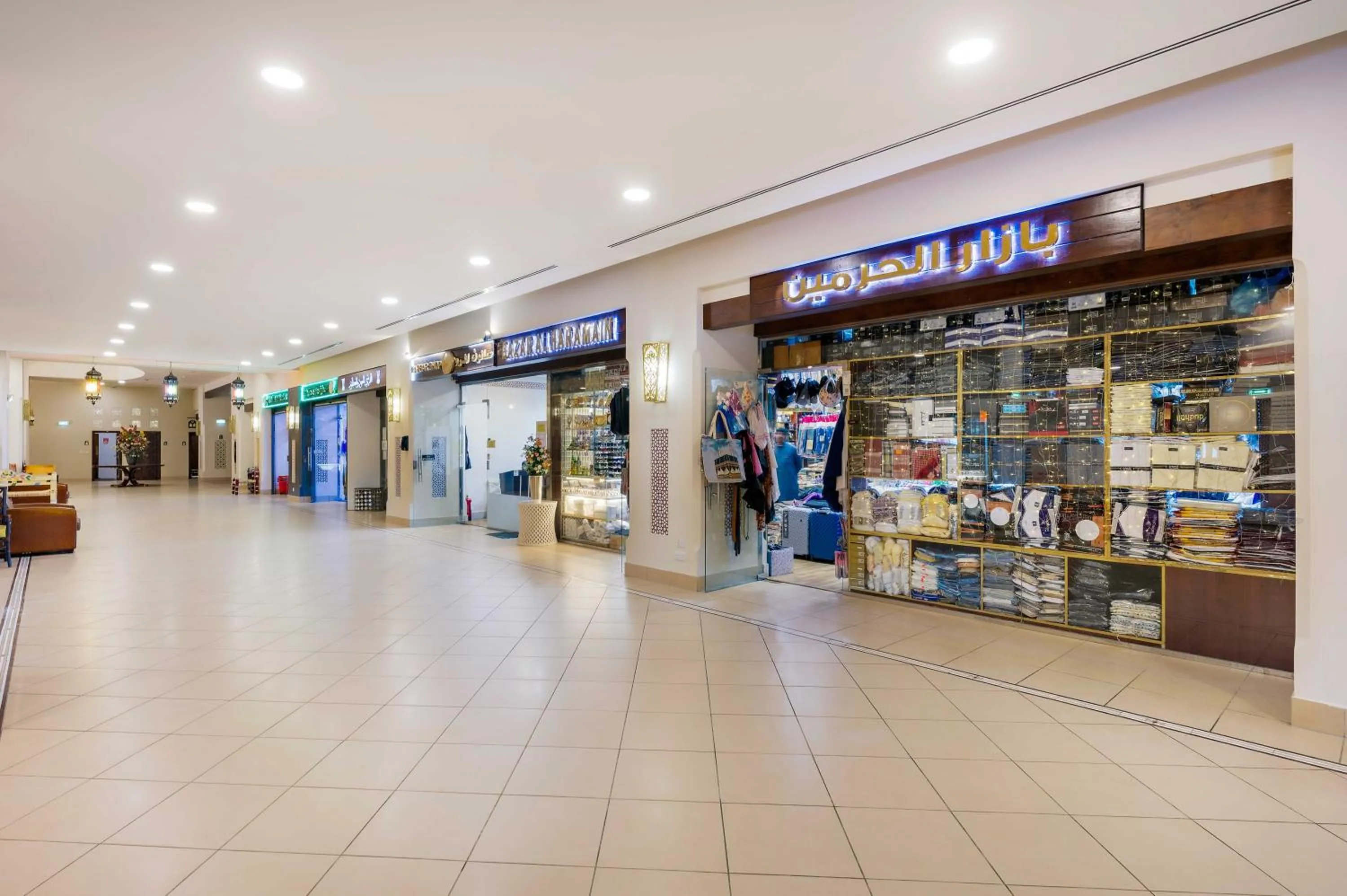 Supermarket/grocery shop in Anjum Makkah Hotel