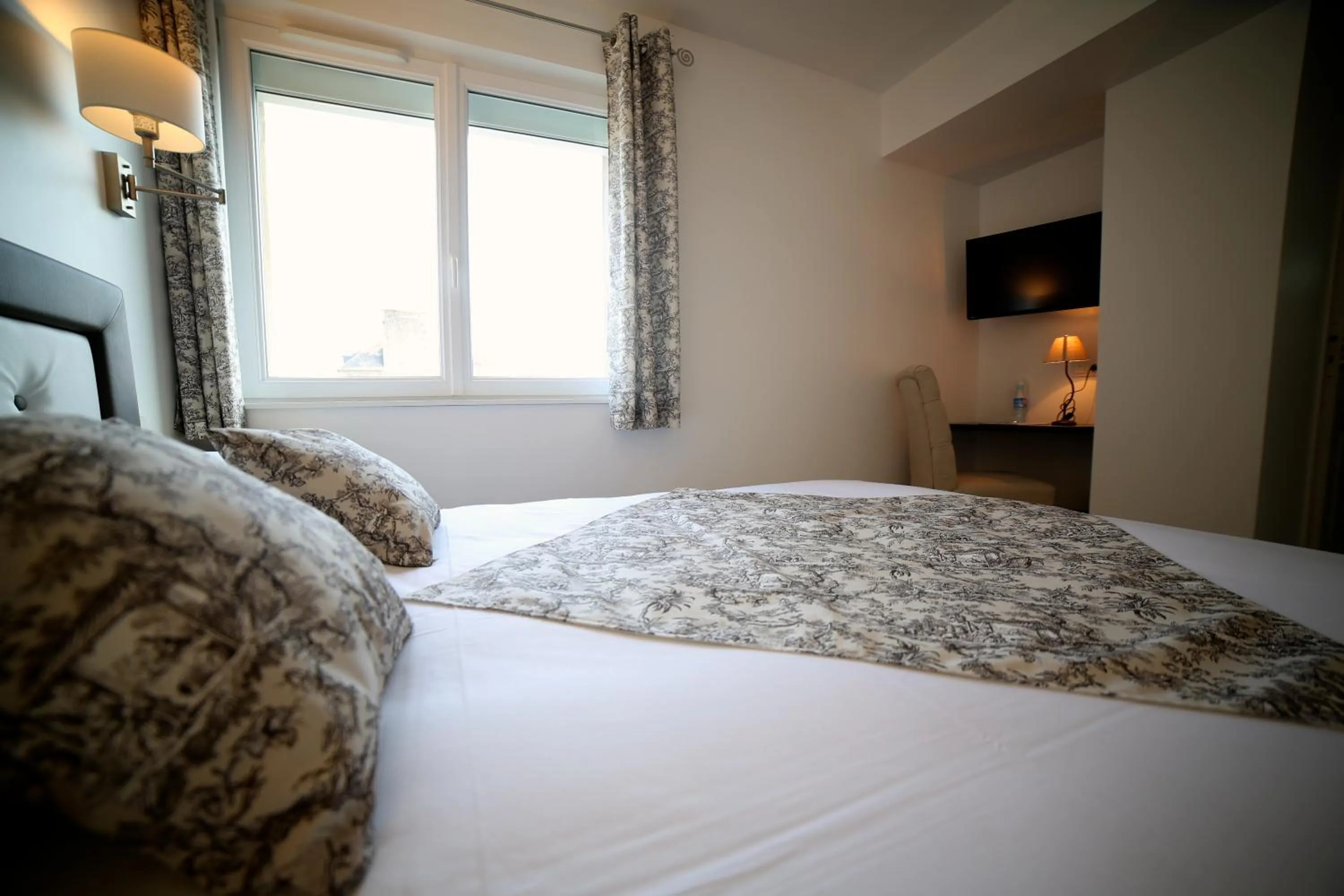 Bed in Hotel Restaurant Le Lion d'Or