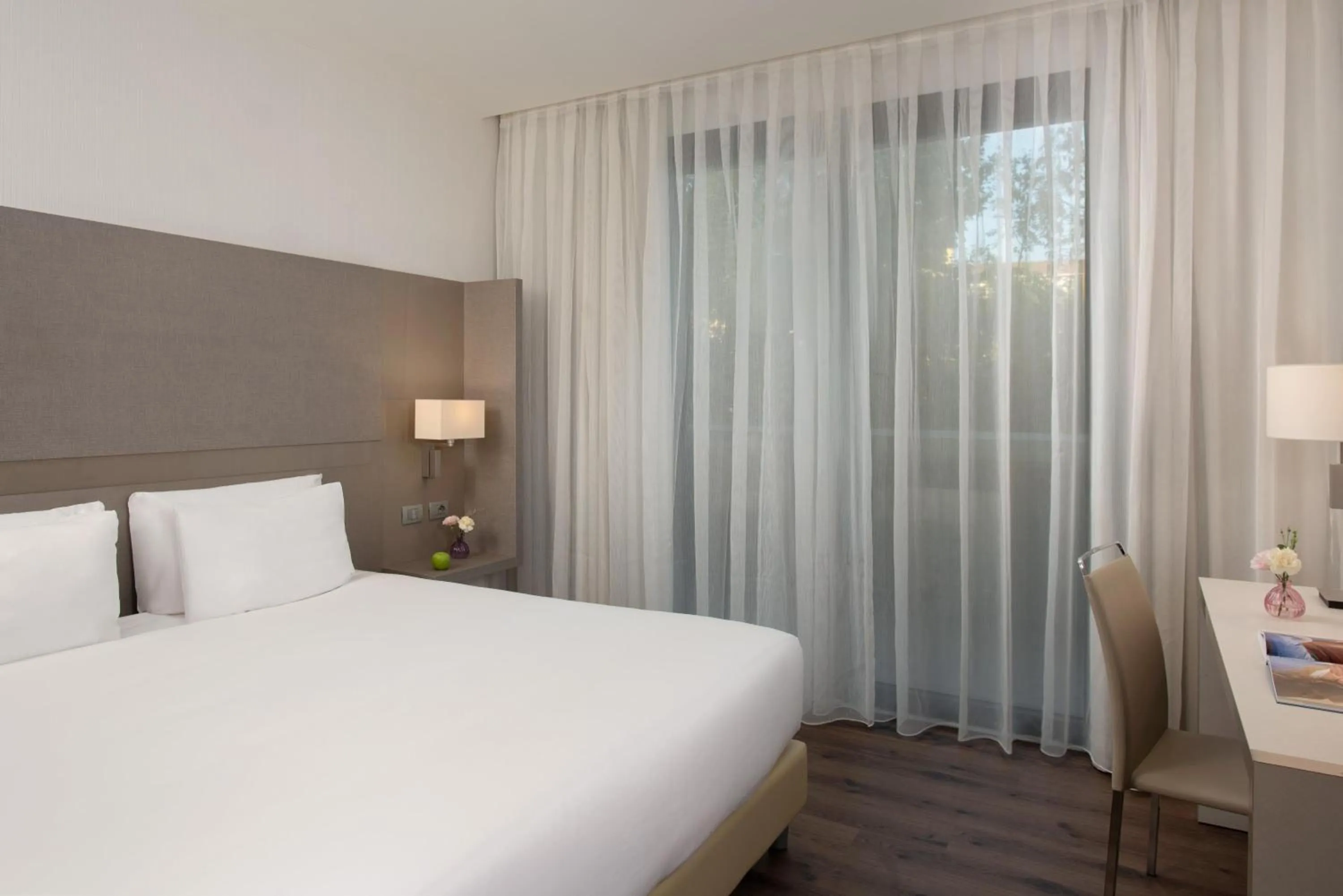 Bedroom, Bed in NH Parma