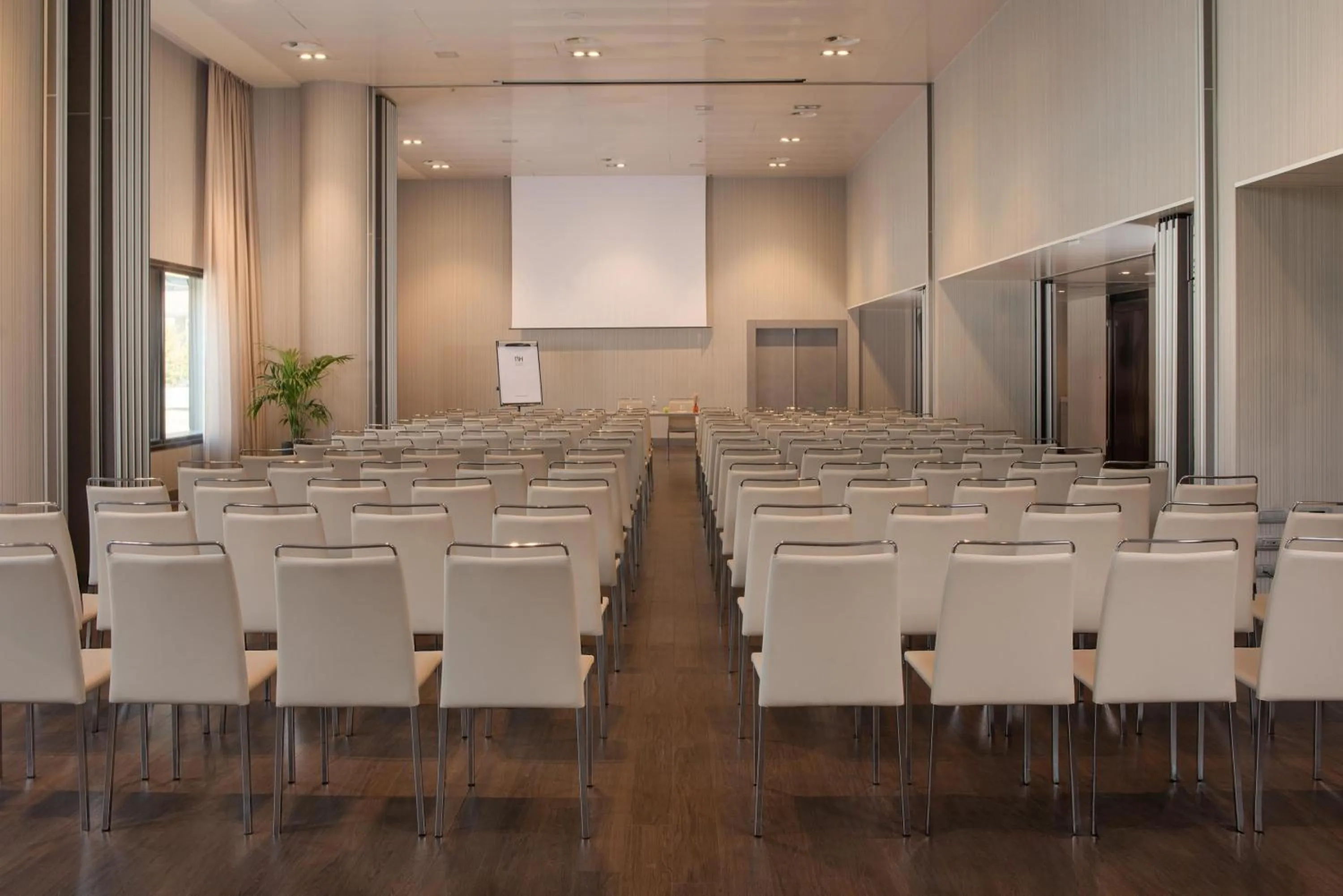 Meeting/conference room in NH Parma