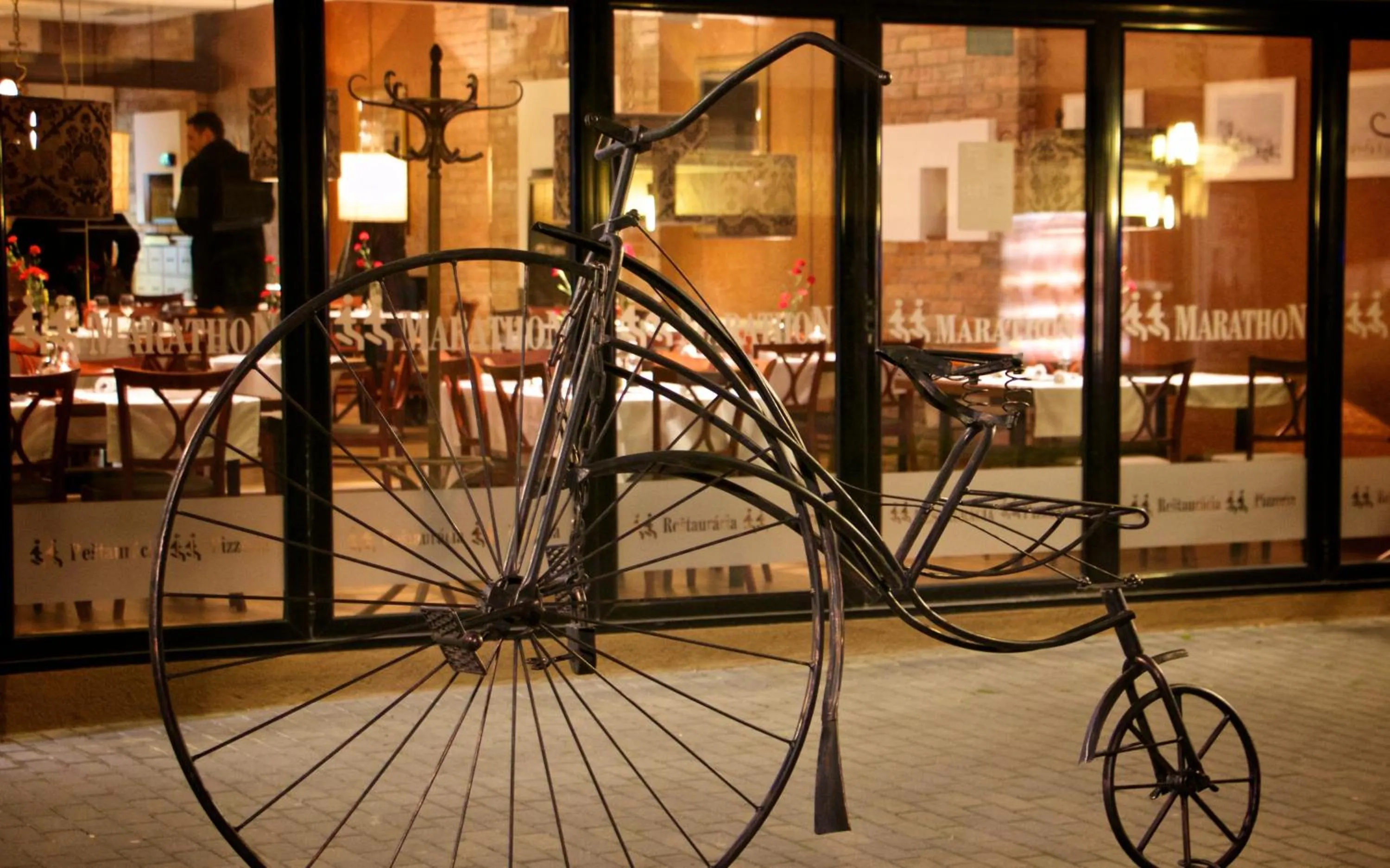 Restaurant/places to eat in Hotel Marathon