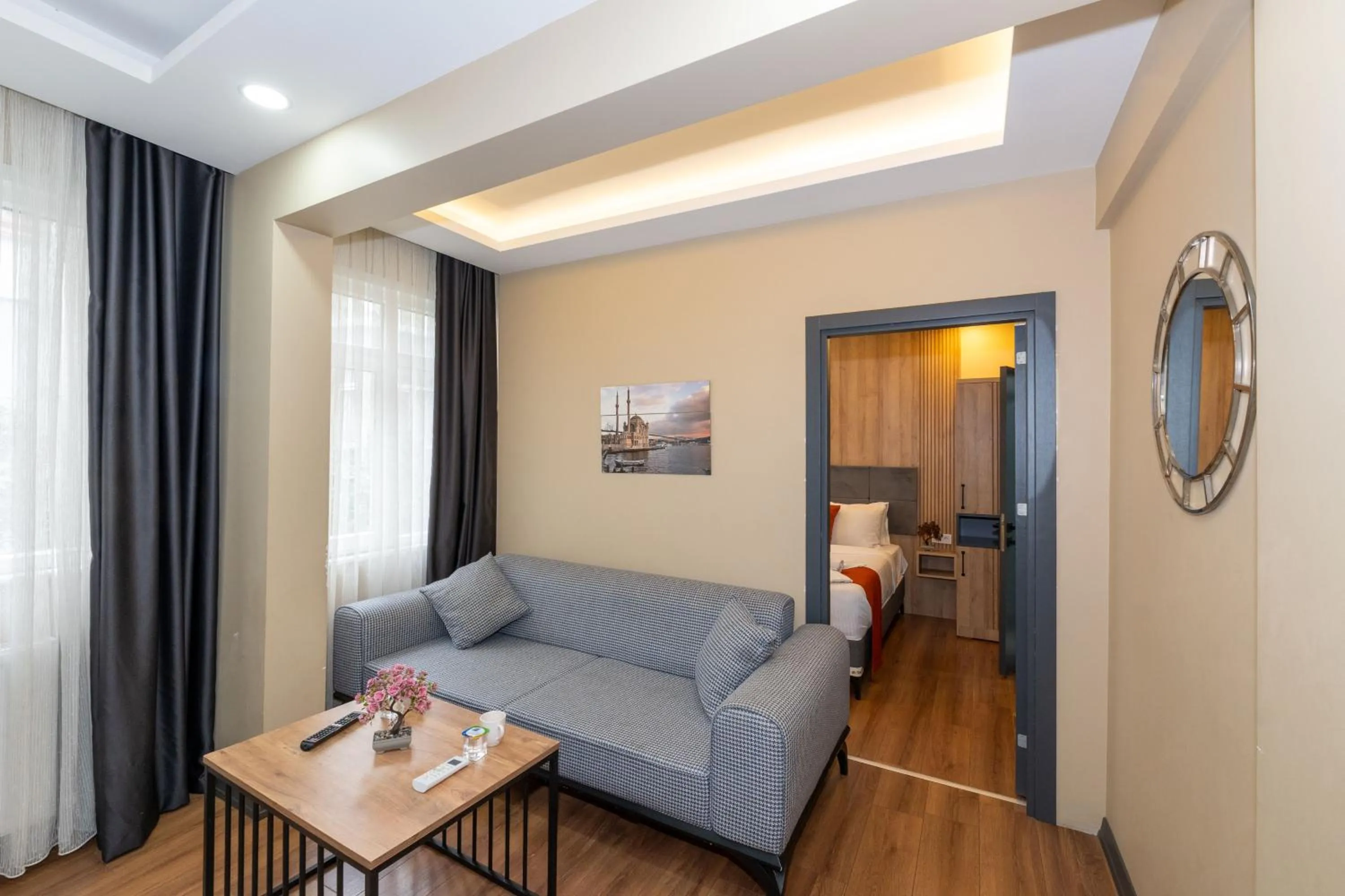 Communal lounge/ TV room, Bed in hotel La Vitrine