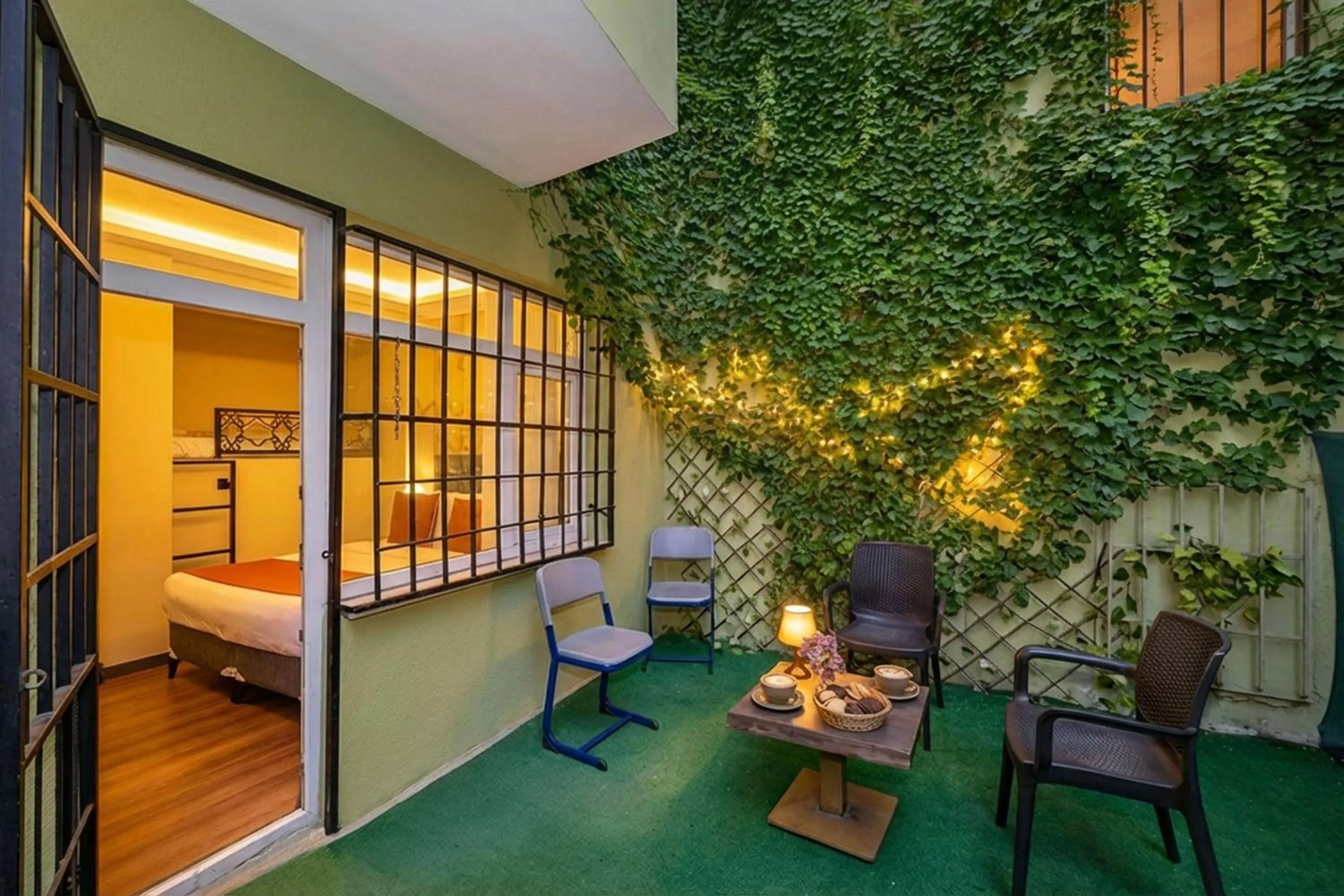 Garden view, Bed in hotel La Vitrine