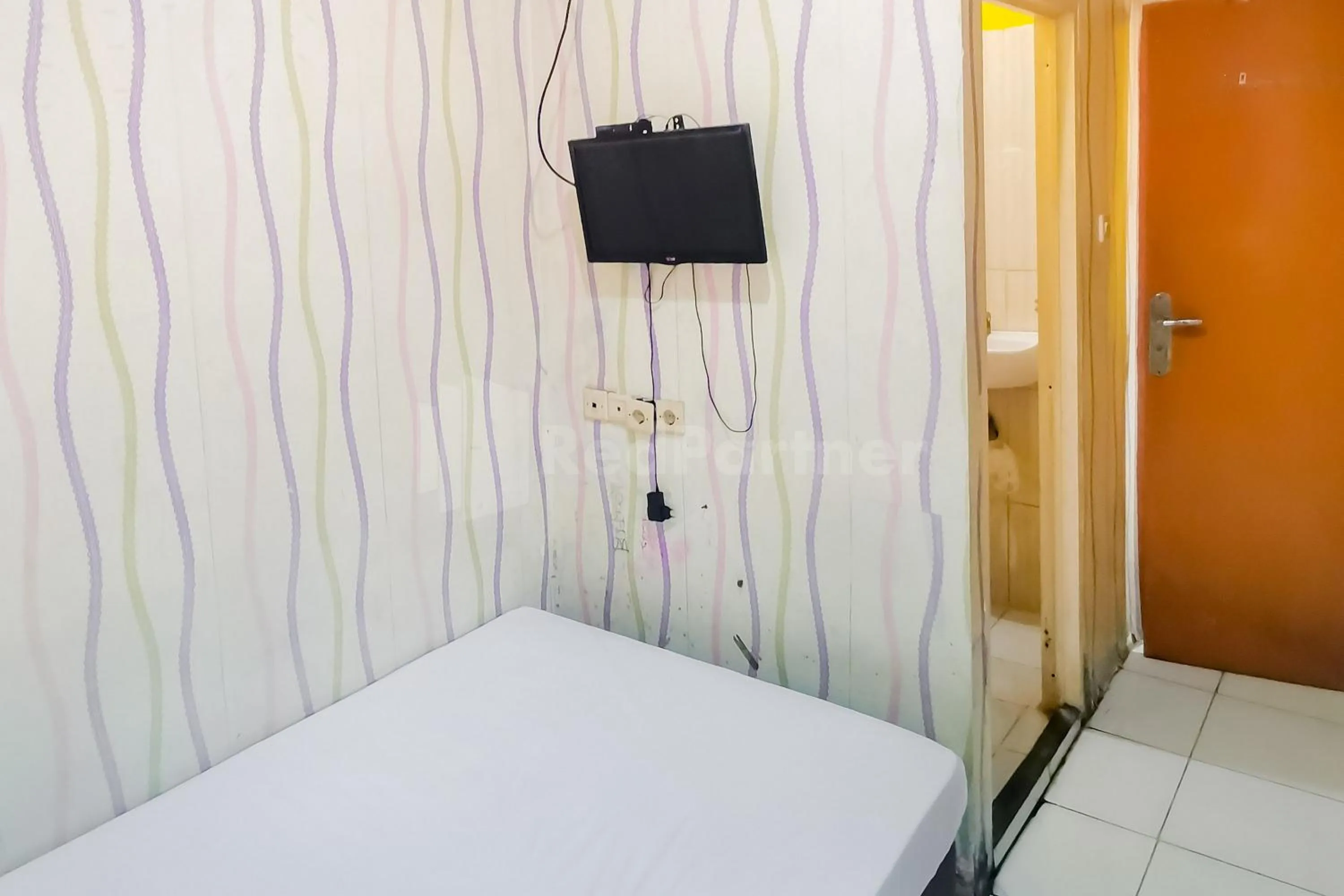 Bed in Tangki Residence 2 RedPartner