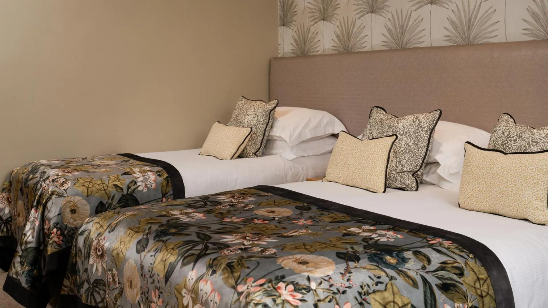 Bed in Everglades Hotel