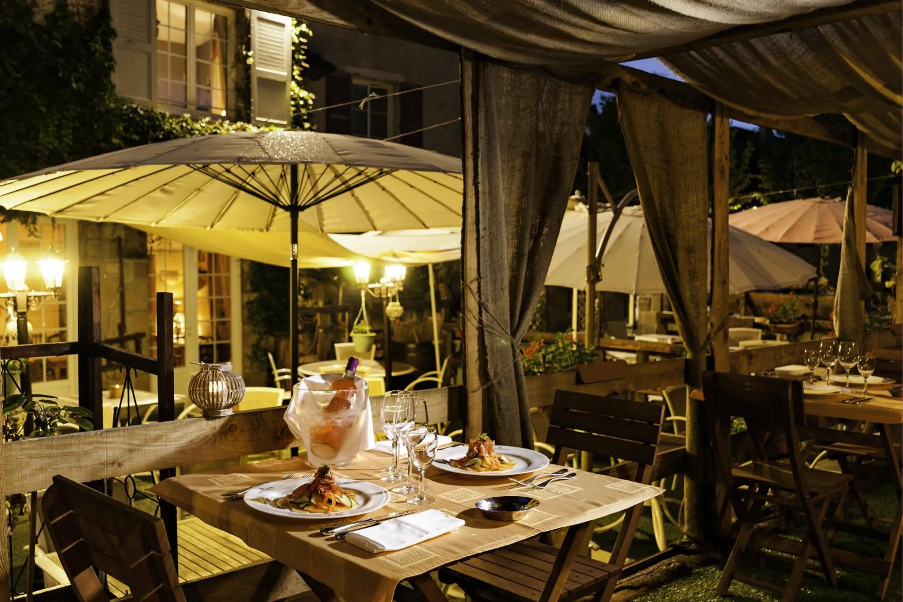 Restaurant/places to eat in Logis Hôtel Le Beaulieu