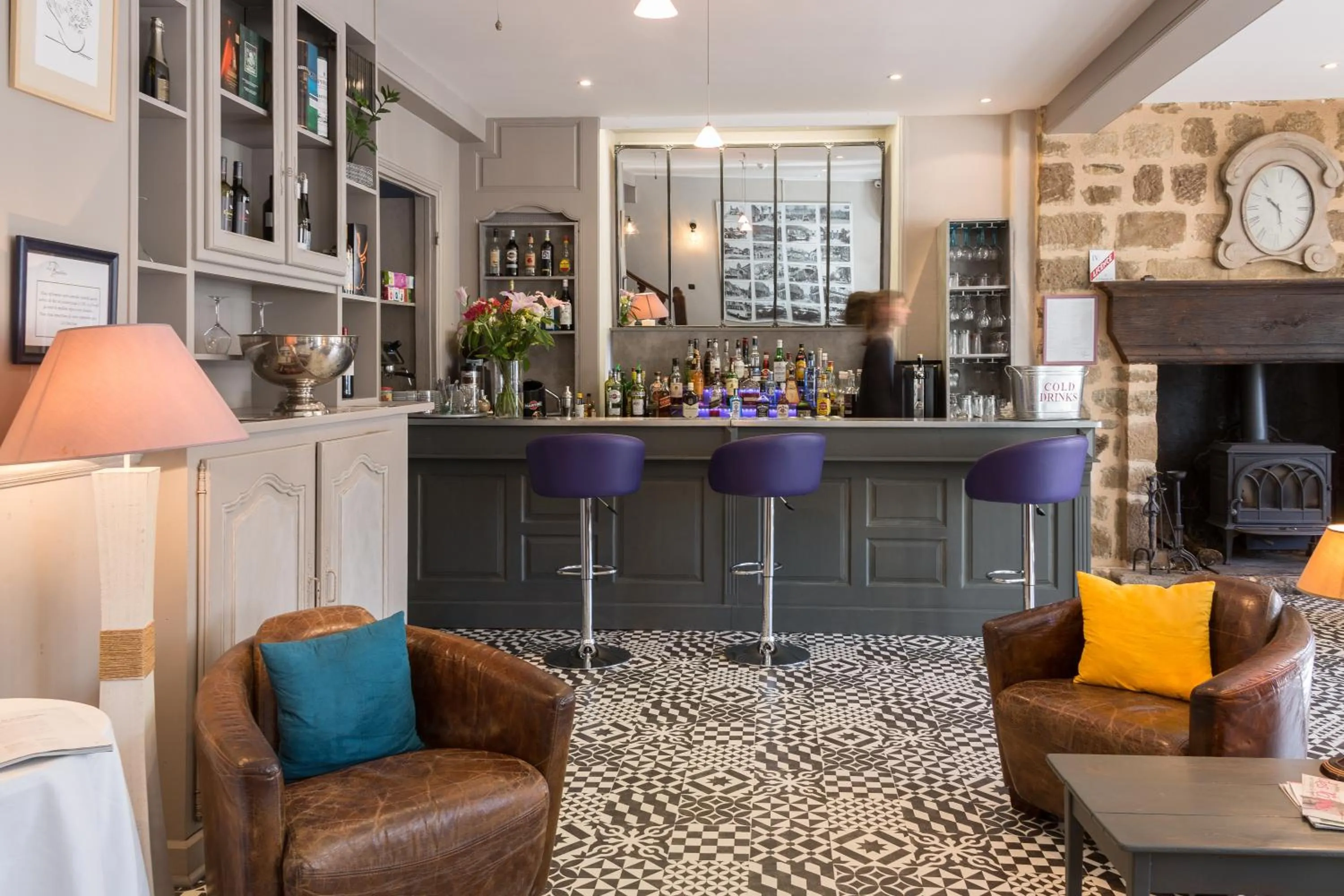 Lounge or bar in Logis Hôtel Le Beaulieu