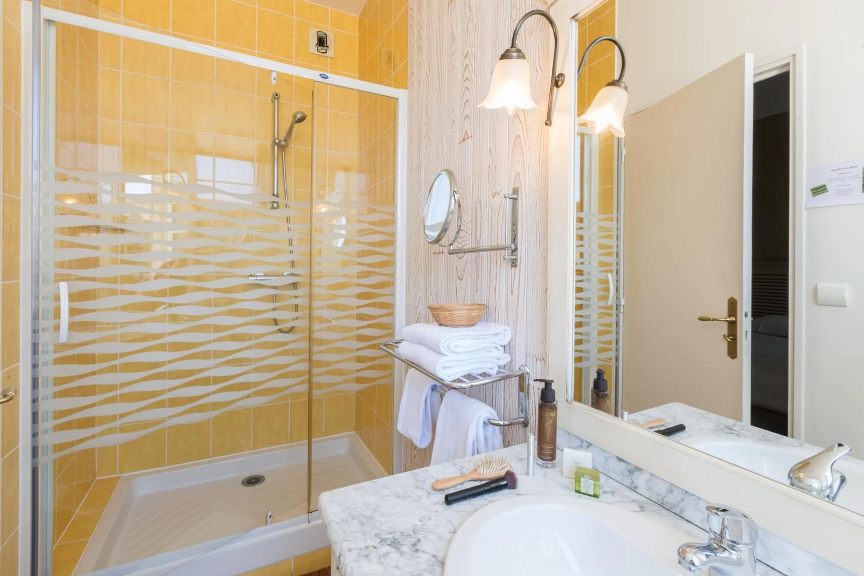 Bathroom in Logis Hôtel Le Beaulieu