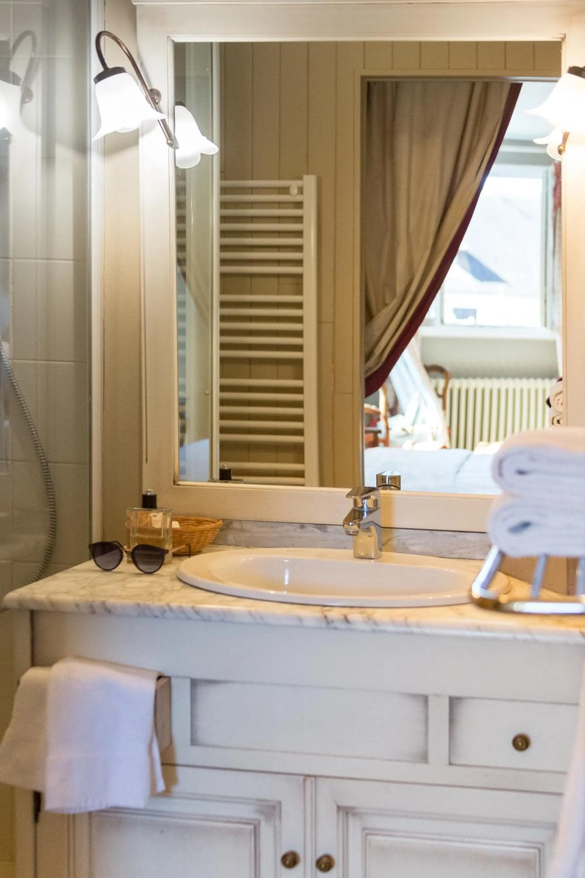 Bathroom in Logis Hôtel Le Beaulieu
