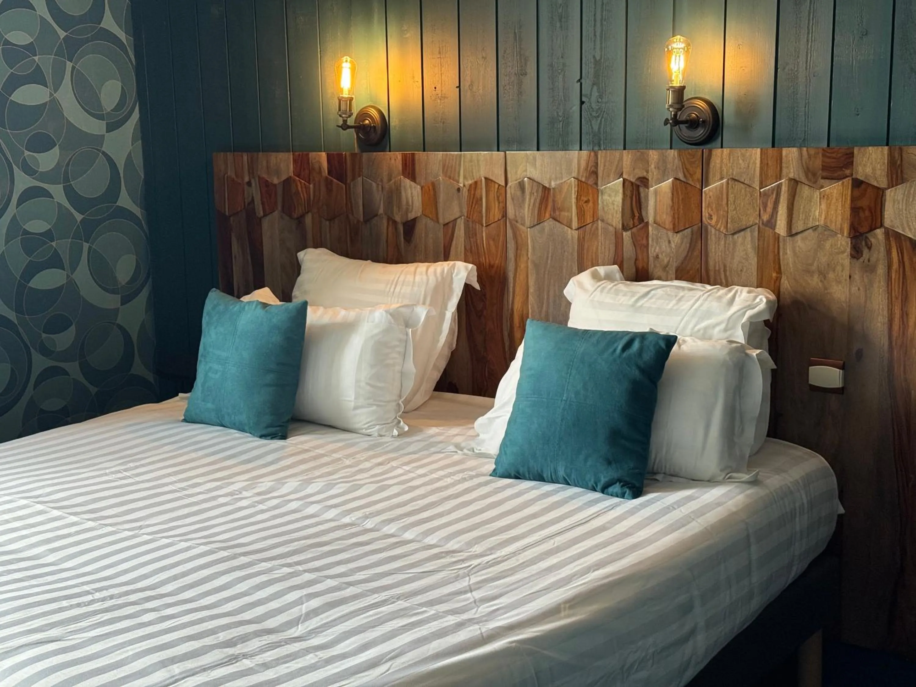 Bed in Logis Hôtel Le Beaulieu