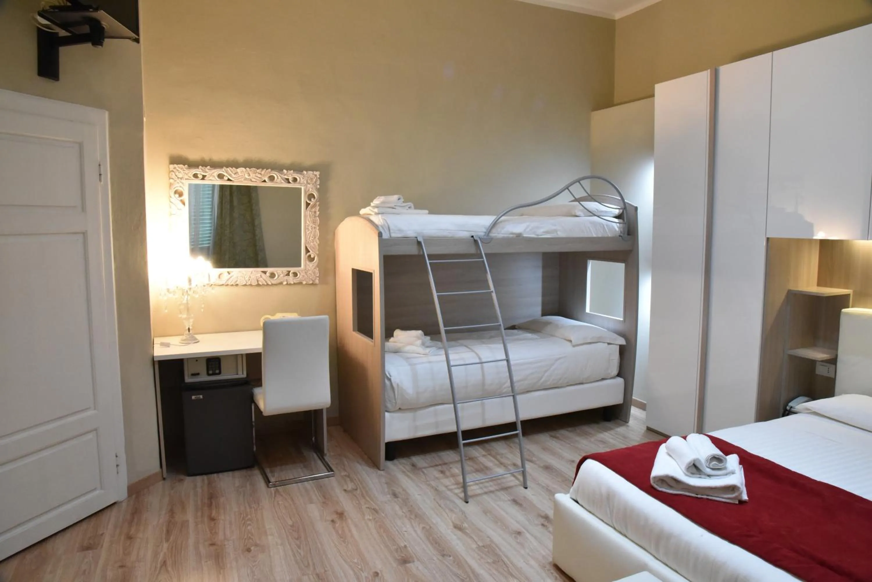 bunk bed, Bed in Antico Hotel Moderno