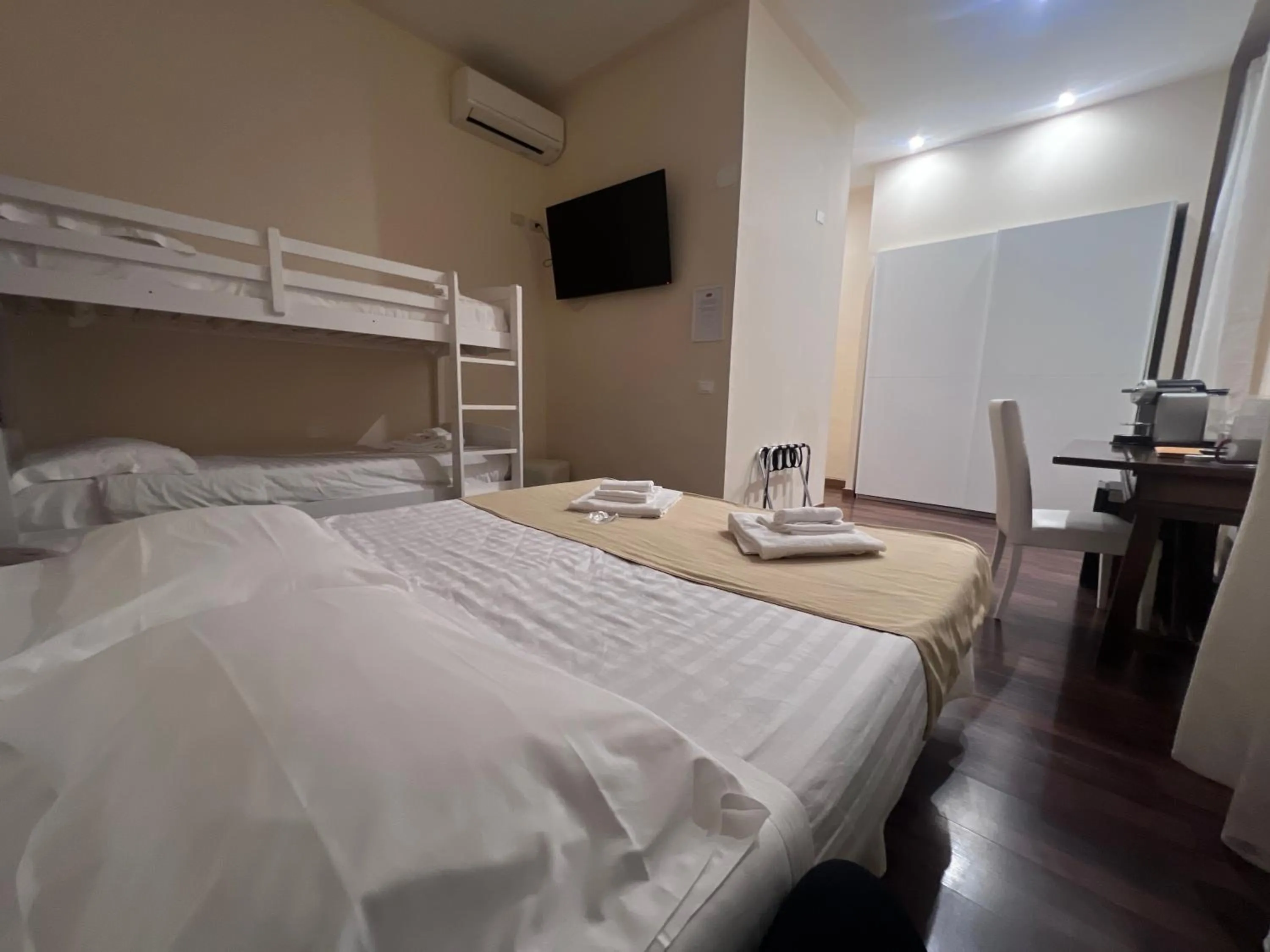 Photo of the whole room, Bed in Antico Hotel Moderno