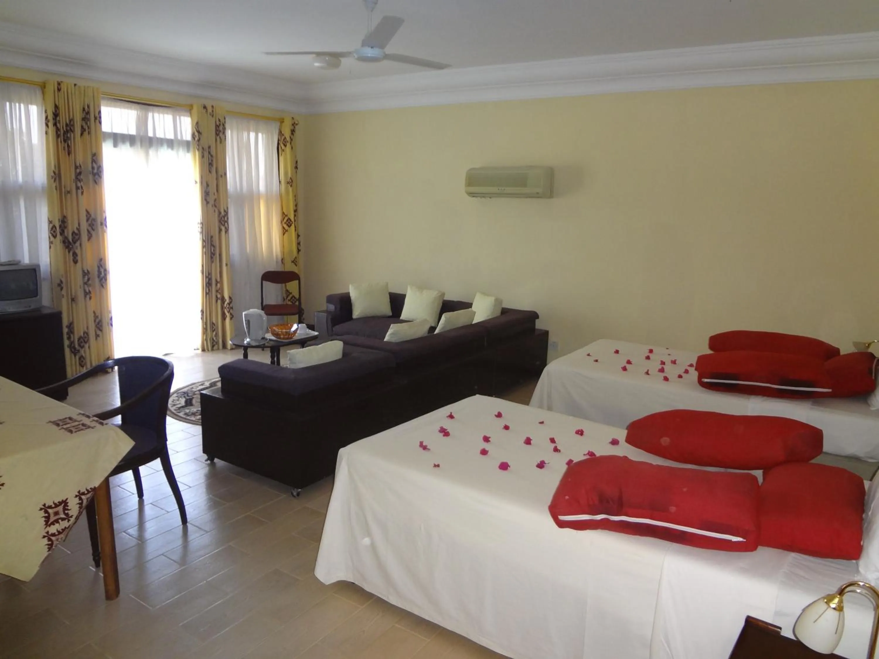 Bedroom, Bed in Roc Heights