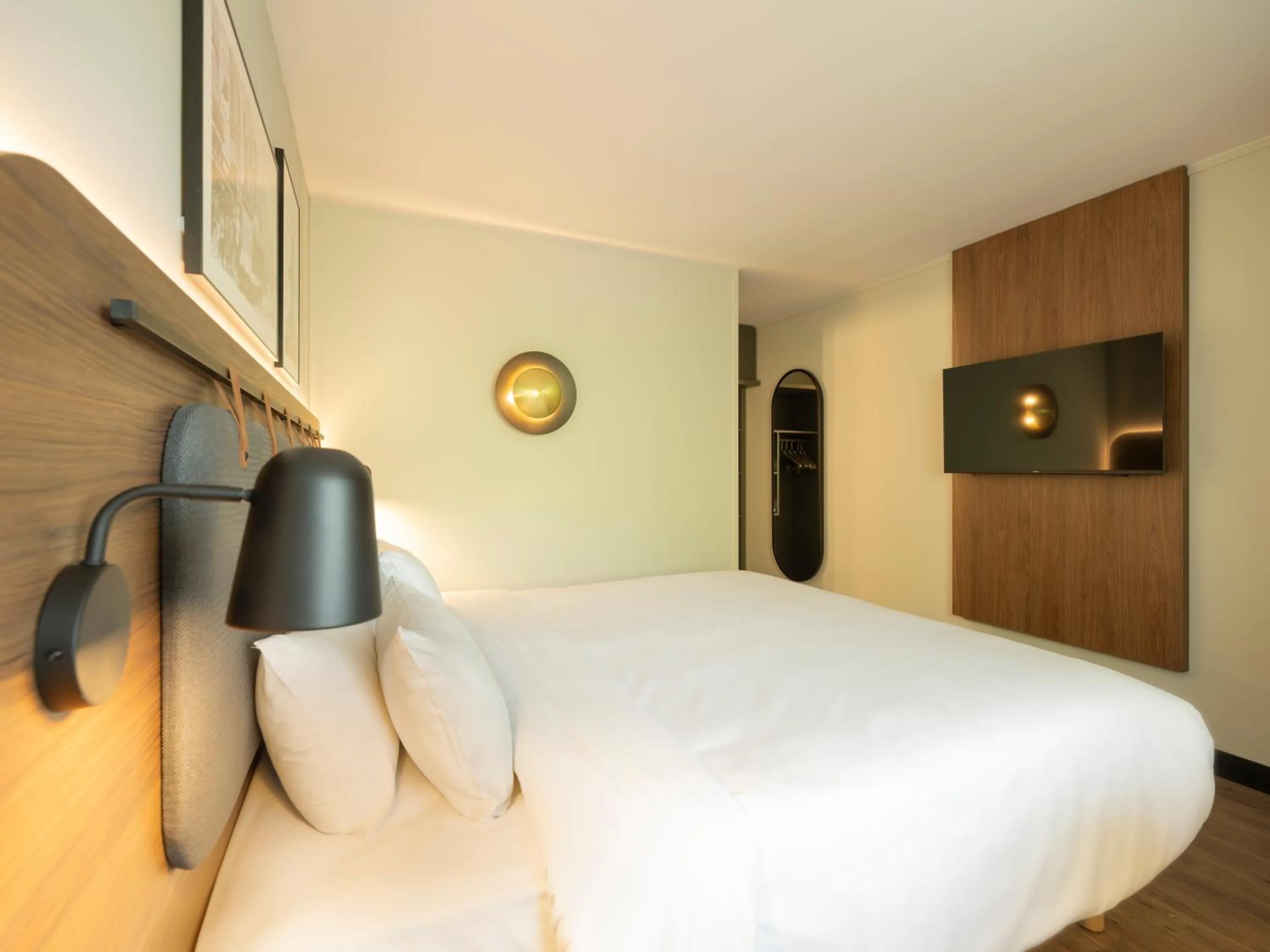 Bedroom, Bed in Campanile Hotel & Restaurant Eindhoven