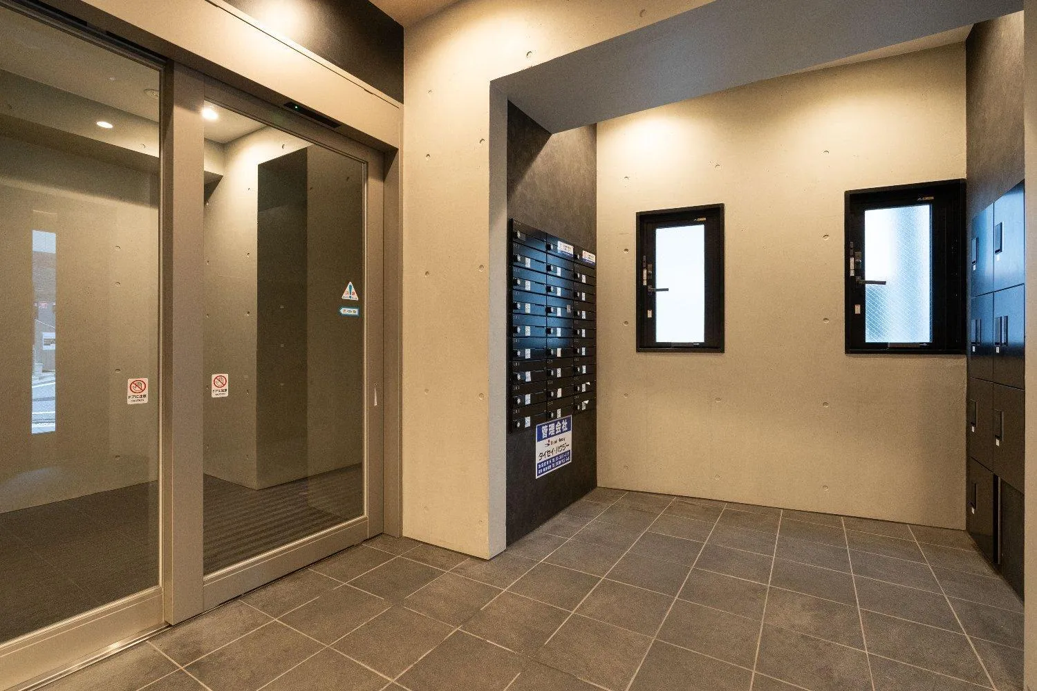 Facade/entrance in Laurea Tower Ikebukuro